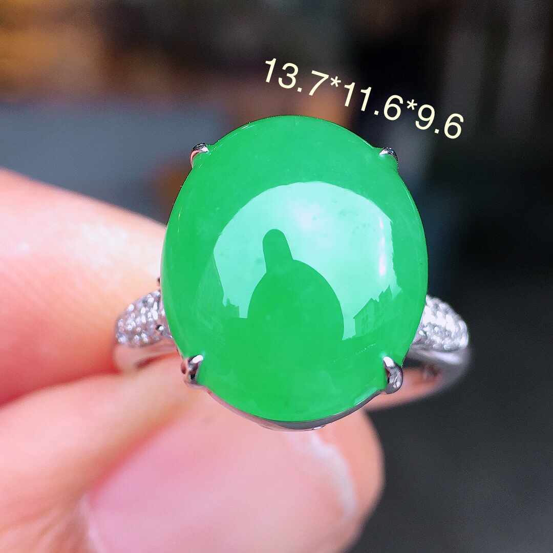 阳绿蛋面戒指，色泽均匀艳丽，玉质细腻，荧光感超
强，饱满圆润，尽显优雅气质，18k
金豪华镶嵌