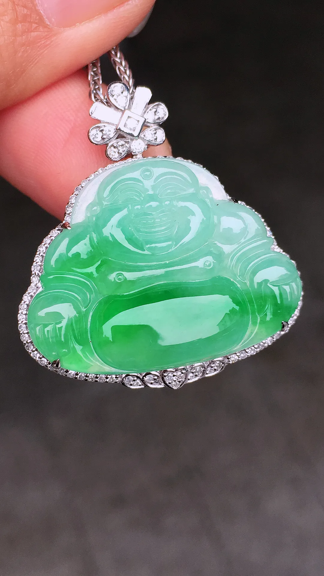 飘绿吊坠，色泽艳丽，玉质细腻，荧光感超
强，饱满圆润，尽显优雅气质，18k
金豪华镶嵌