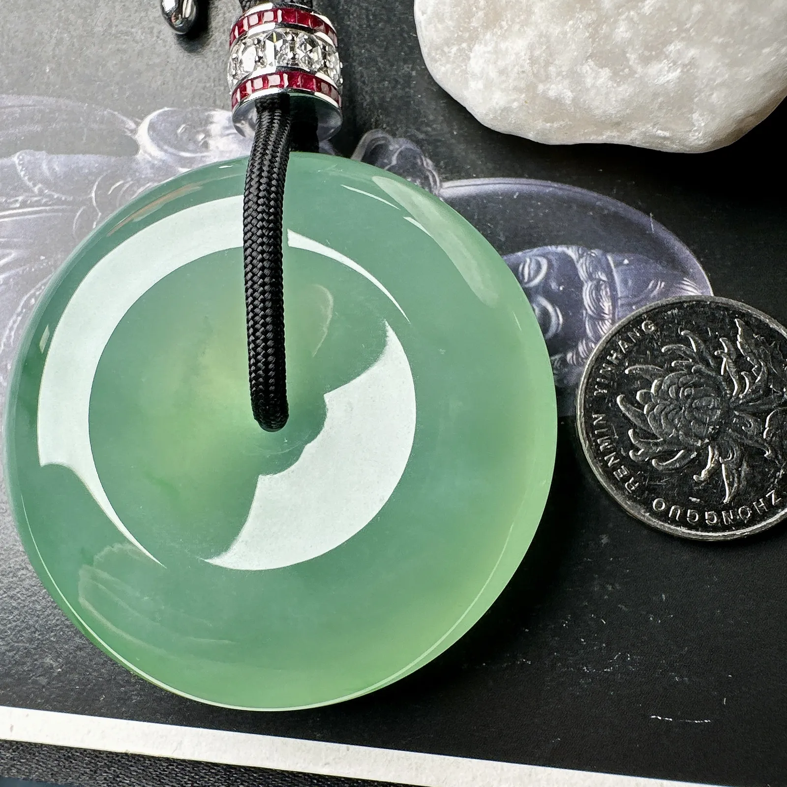 【冰种淡绿大扣子】巨无霸大平安扣，老坑料子，质量很高，大件厚装，上身霸气，难得一见的高品质大扣子，收藏品质。