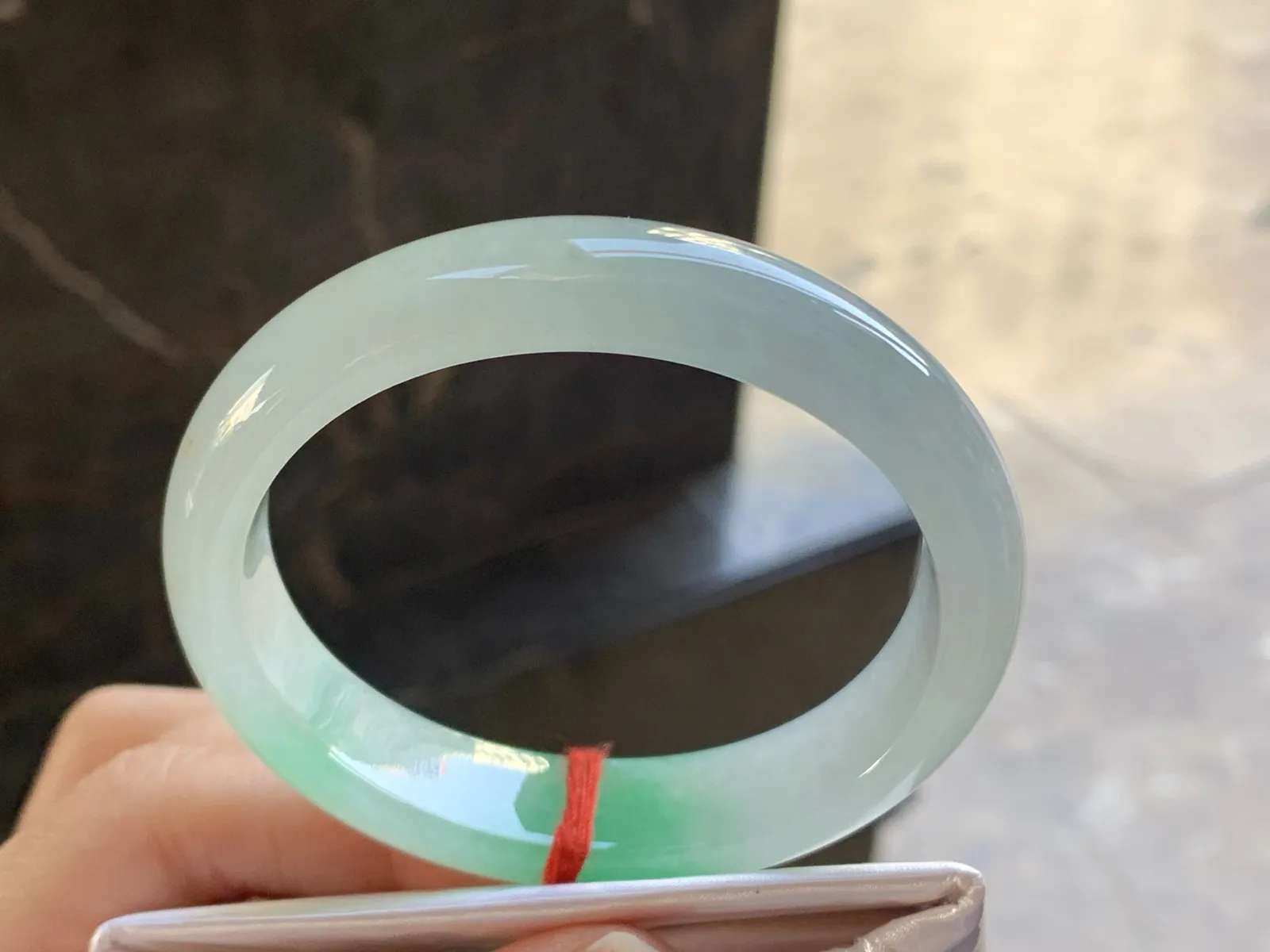 55-13.5-8

阳绿色贵妃手镯^_^玉质温润 色阳细腻 正圈52 53可以带