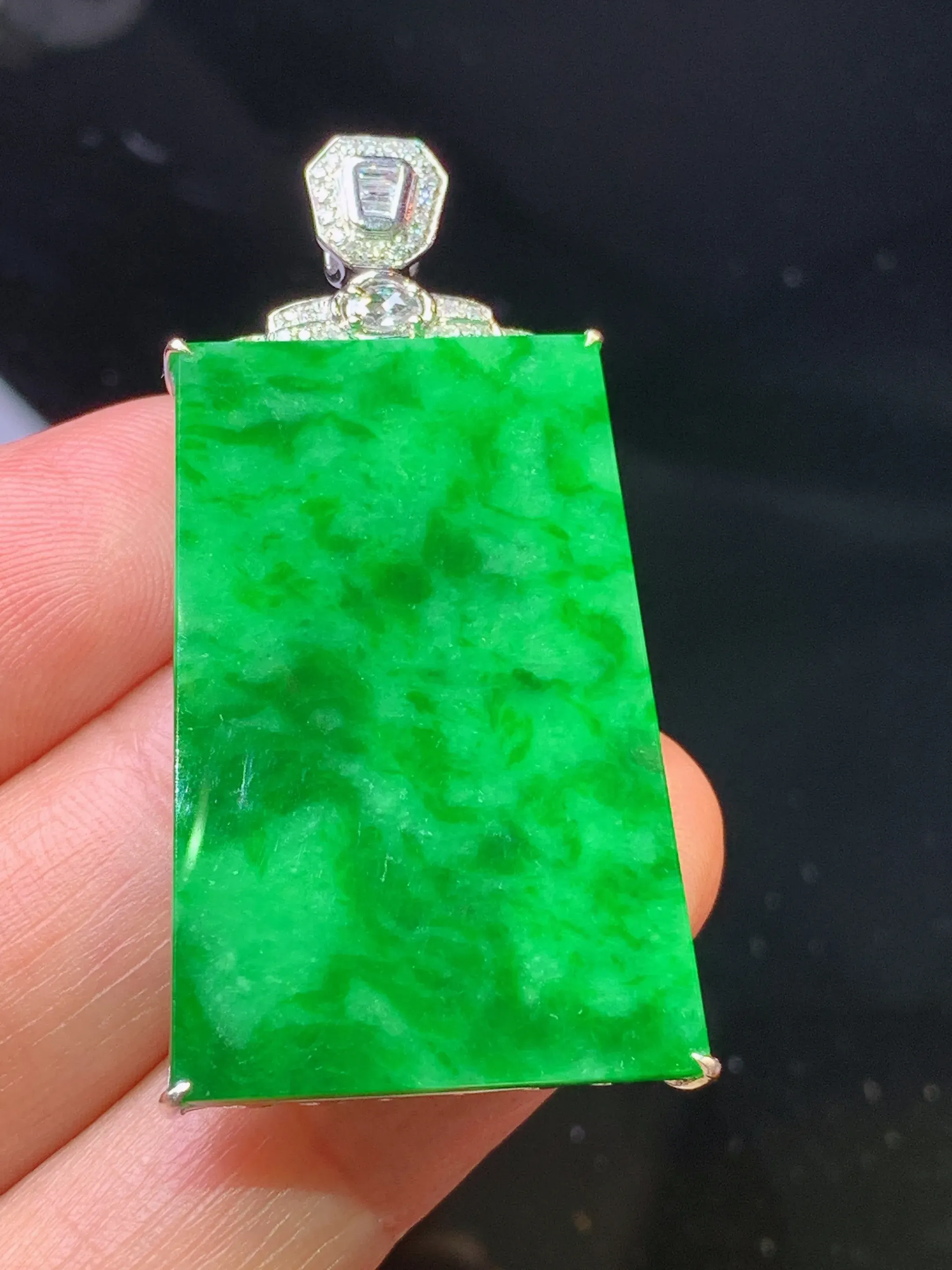 18k金钻镶嵌翠绿无事牌吊坠 玉质细腻 色泽艳丽清新 整体尺寸 43.6*22*5.2