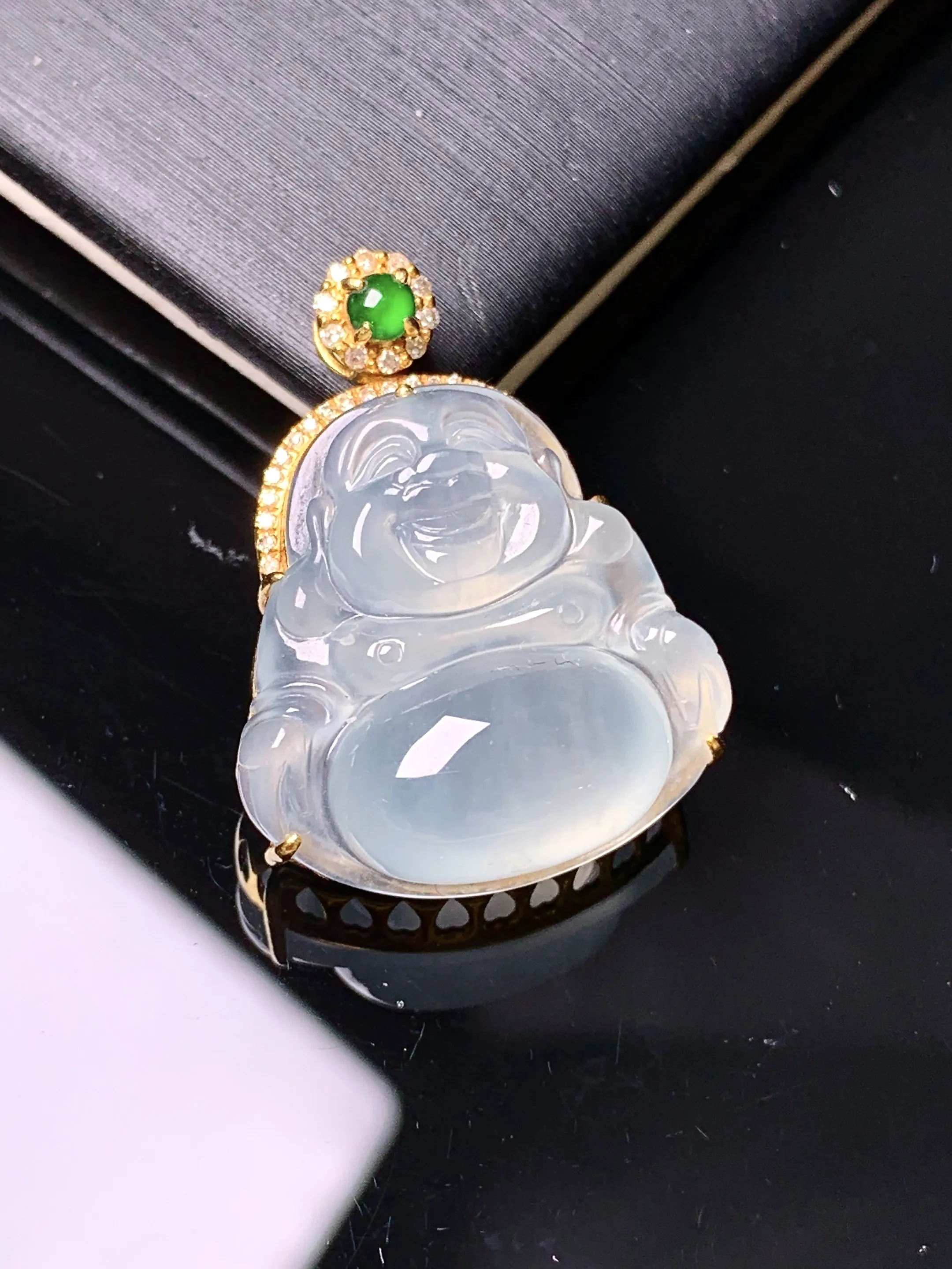 18k金钻镶嵌冰种佛公吊坠 玉质细腻 色泽艳丽清新 整体尺寸25.8*19*9.3