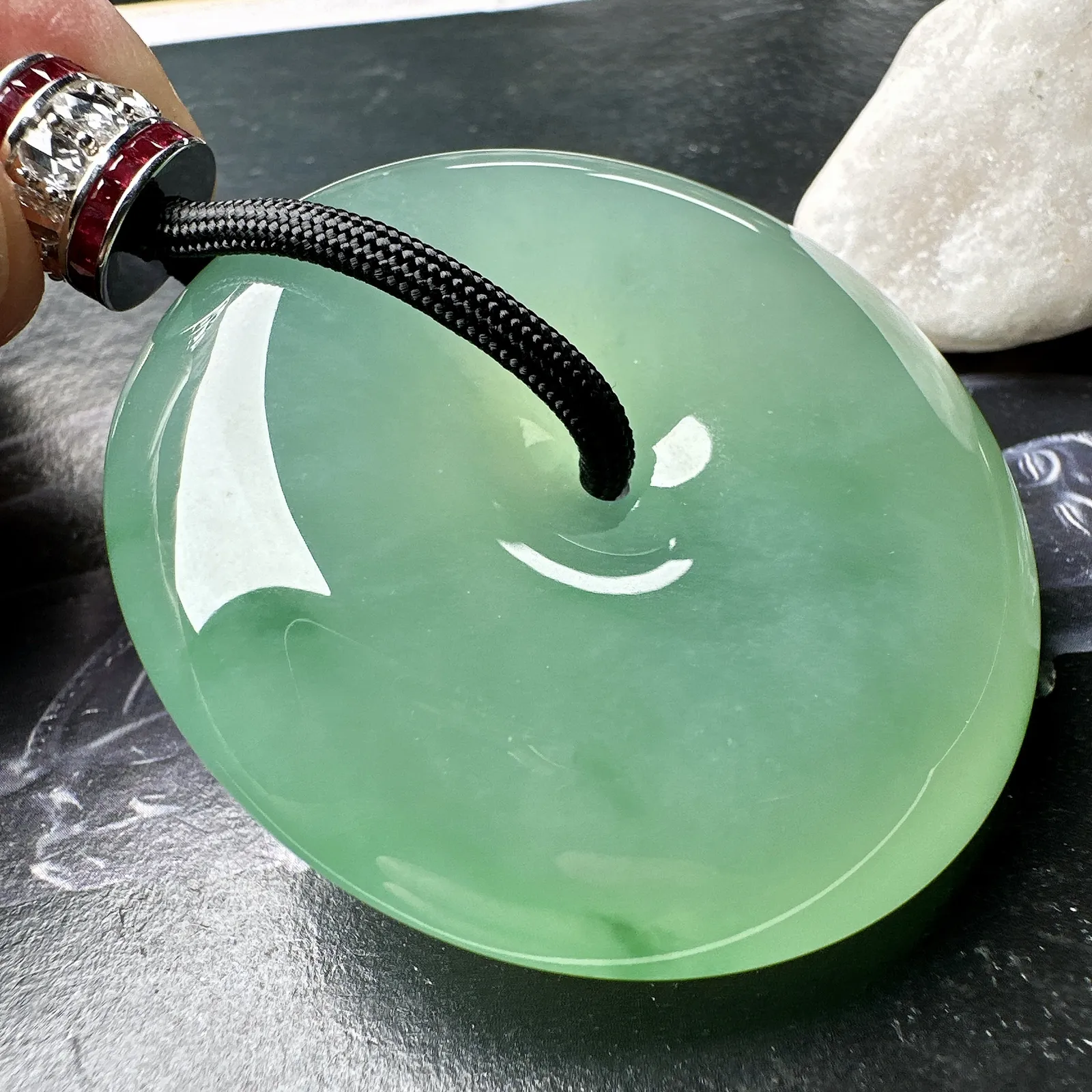 【冰种淡绿大扣子】巨无霸大平安扣，老坑料子，质量很高，大件厚装，上身霸气，难得一见的高品质大扣子，收藏品质。