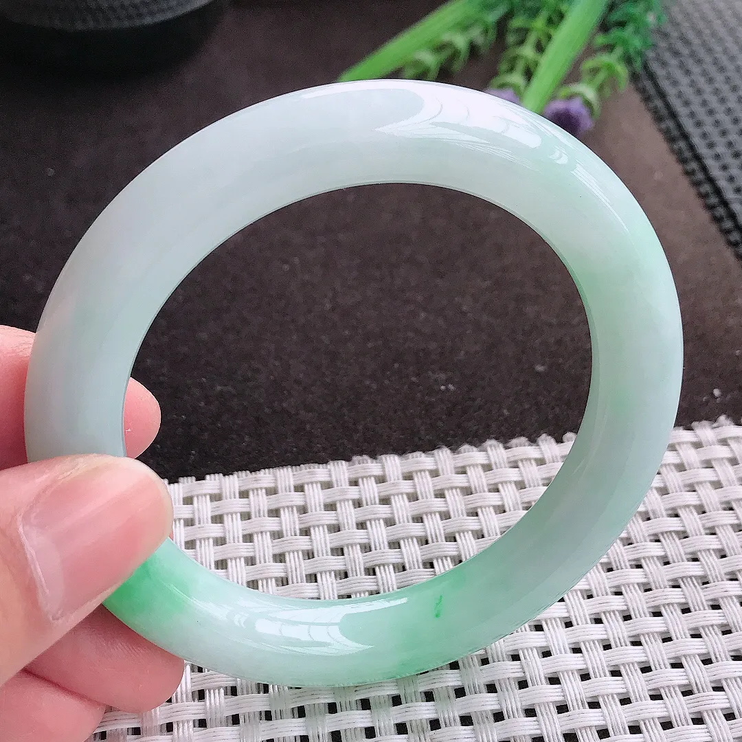 实拍A货翡翠56/10.5/10.7老坑冰润水灵飘阳绿圆条手镯翡翠玉镯