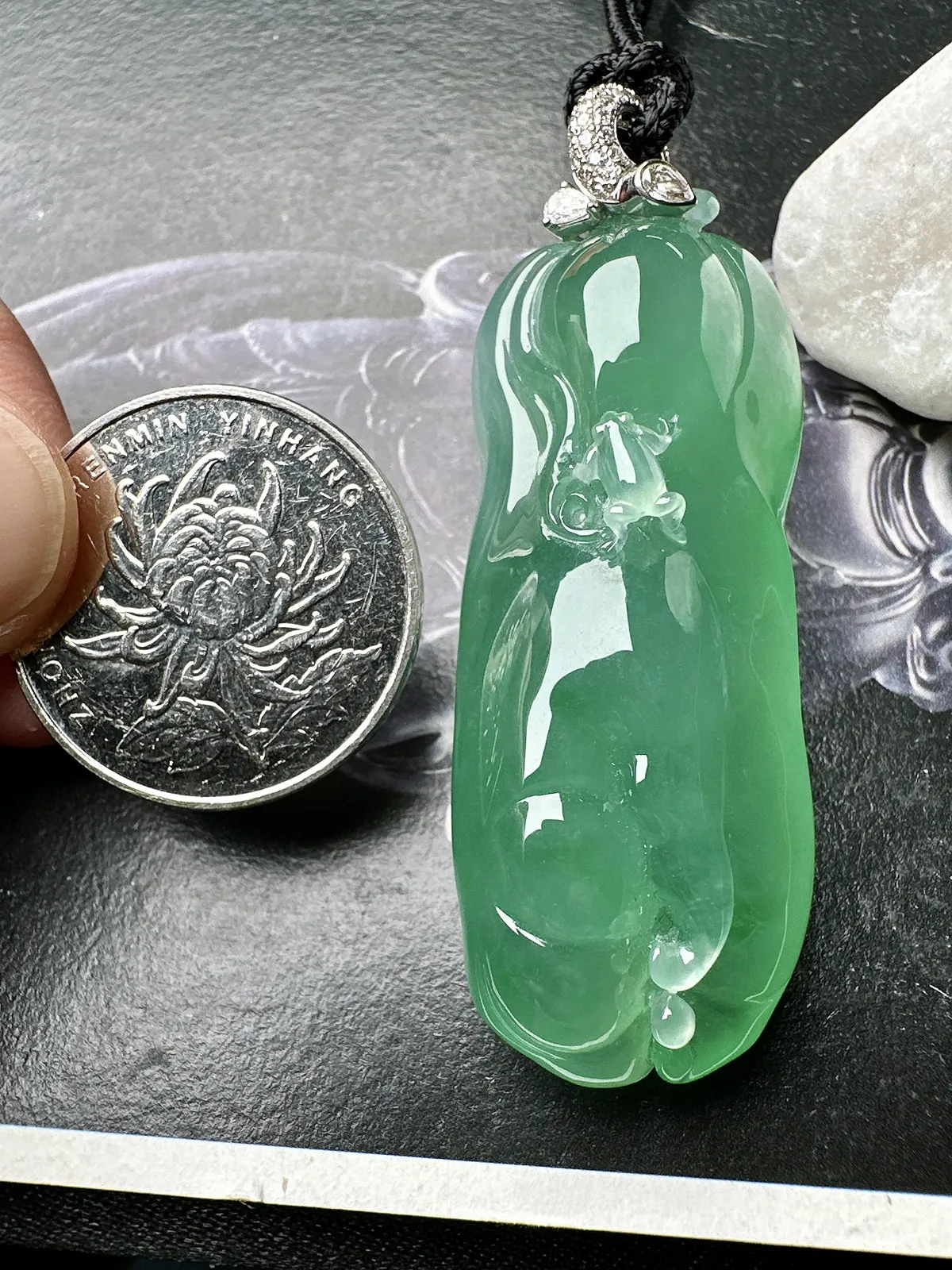 【冰种满绿呱呱来财吊坠】大尺寸佛手瓜，质地冰润细腻，种老起光，收藏品质，18k金钻镶嵌扣头，裸石尺寸51.5*20*16毫米