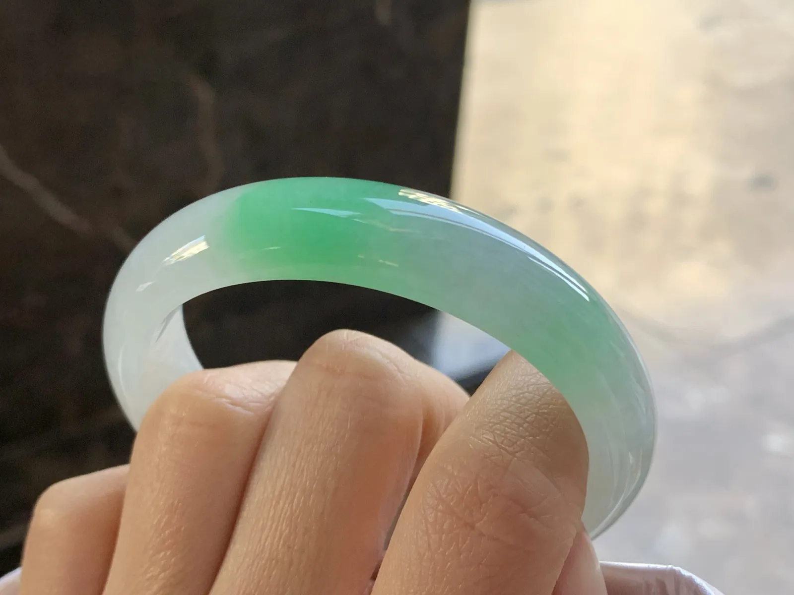 55-13.5-8

阳绿色贵妃手镯^_^玉质温润 色阳细腻 正圈52 53可以带