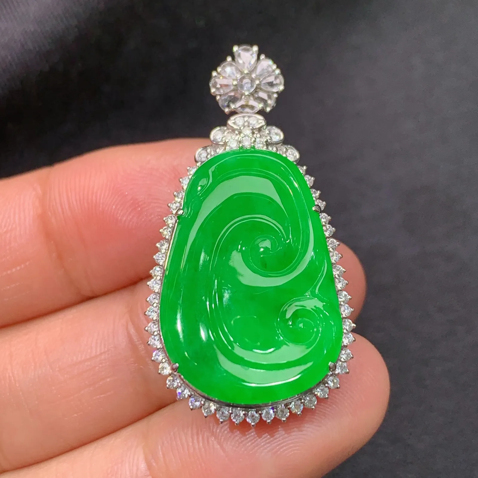 阳绿如意吊坠，18k金镶嵌，色泽鲜阳，冰润细腻，种水足，Lp 尺寸36.5*19.5*9.6