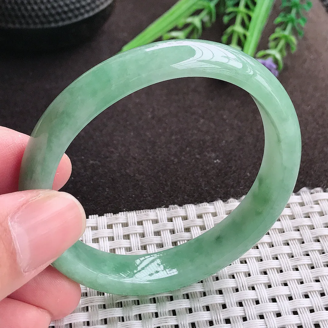 实拍A货翡翠53.5/47.5/12.2/7老坑秀气温润满绿贵妃手镯宽边翡翠玉镯