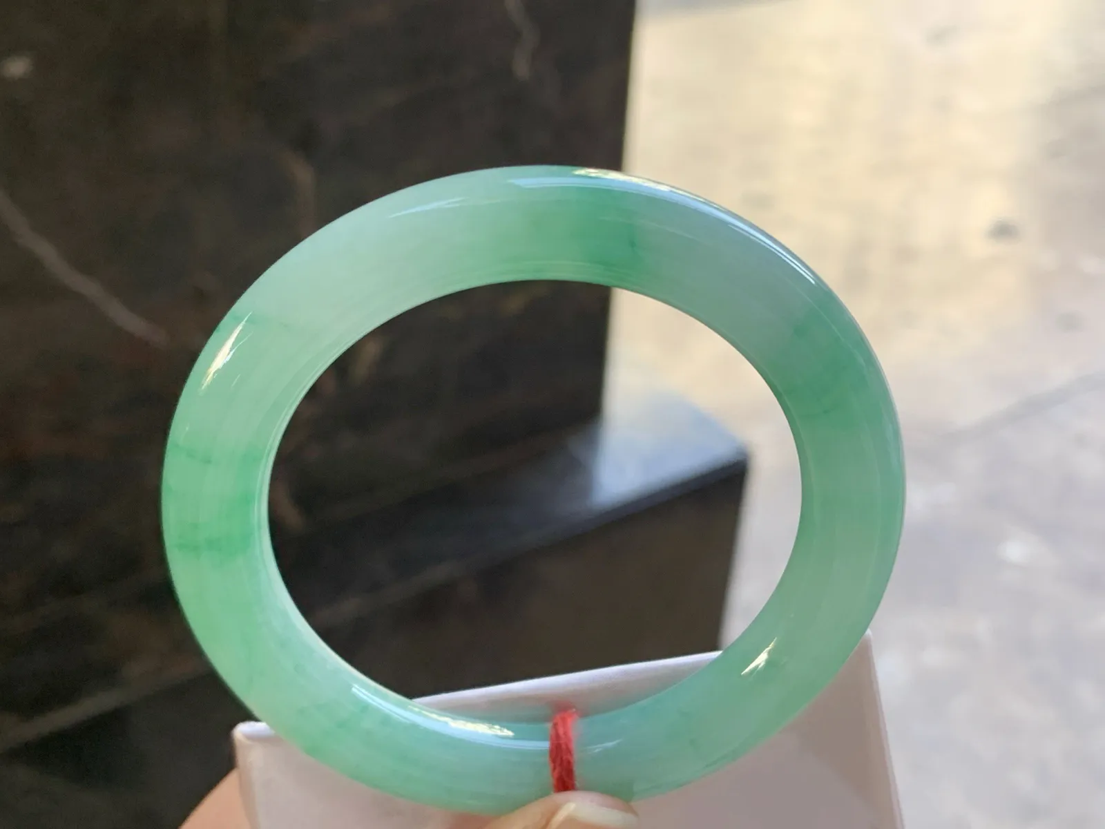 56.5-10.5

阳绿色圆条手镯^_^玉质温润 色阳