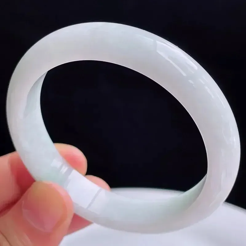 自然光拍摄天然翡翠A货好种水54mm正圈手镯 45.64克