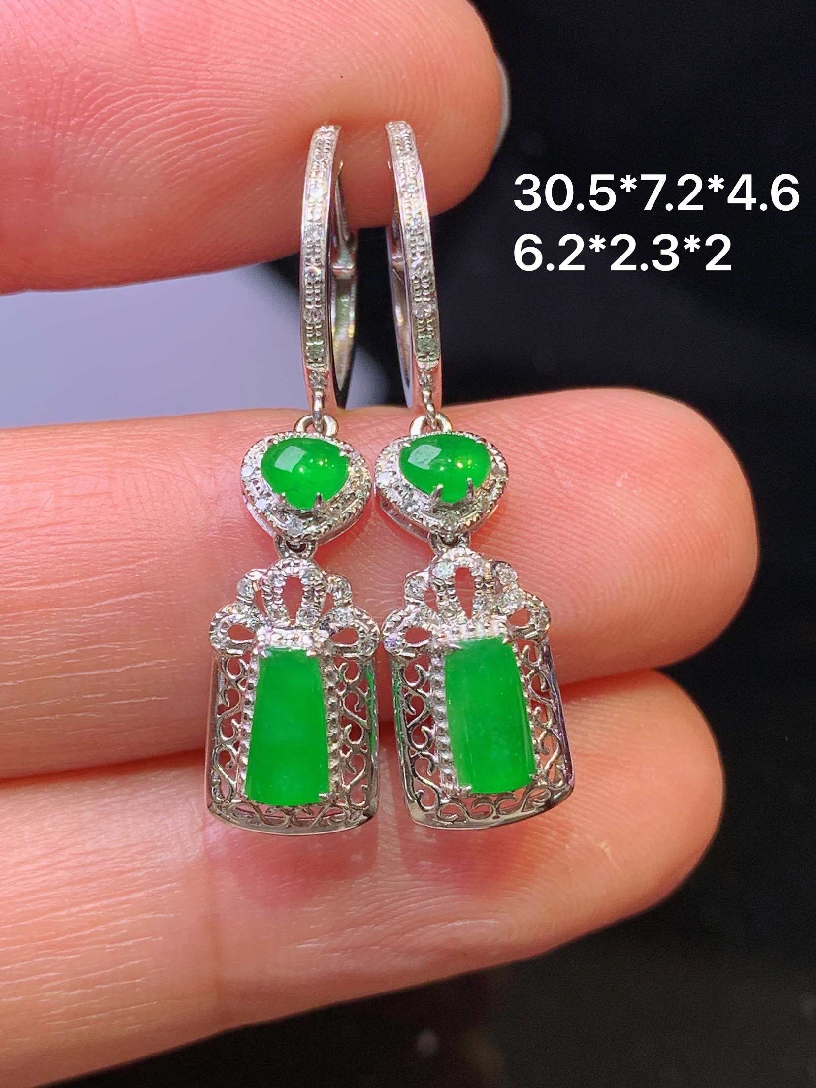 18k金钻镶嵌满绿玉柱耳坠 玉质细腻 色泽艳丽清新 整体尺寸30.5*7.2*4.6