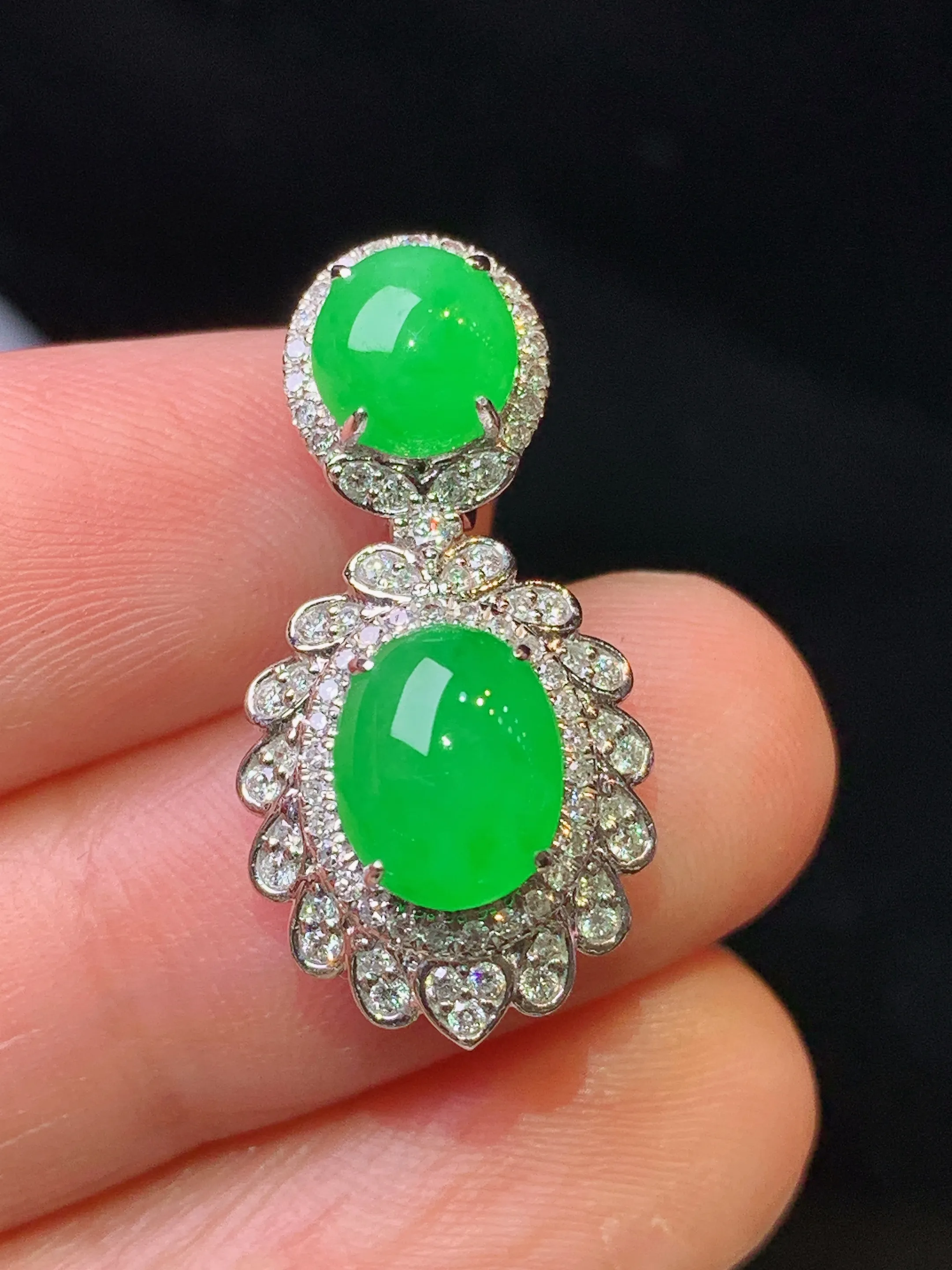 18k金钻镶嵌满绿蛋面吊坠 玉质细腻 色泽艳丽清新 整体尺寸 25.2*12.5*9