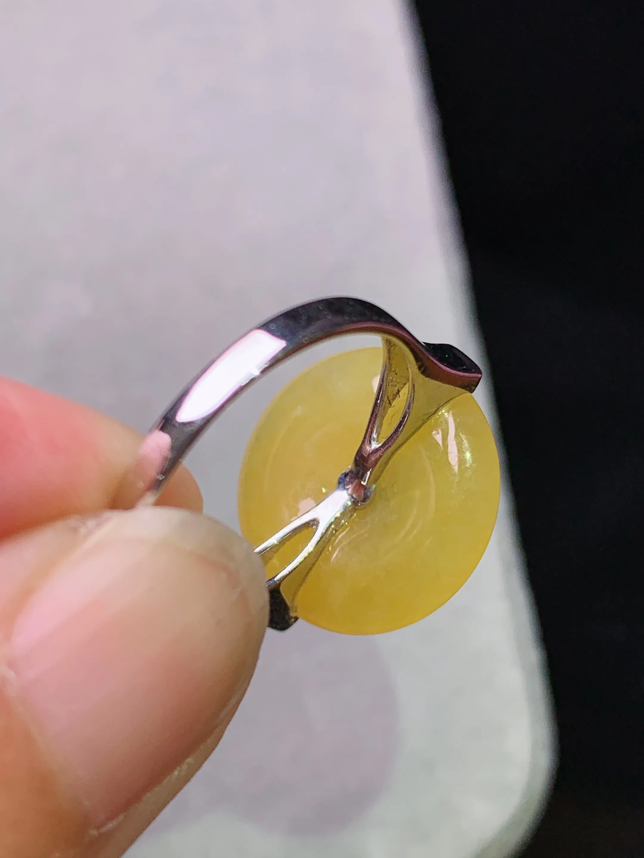 18k金钻镶嵌黄翡平安扣戒指 玉质细腻 色泽艳丽清新 圈口14.5 整体尺寸 15.6*3.2