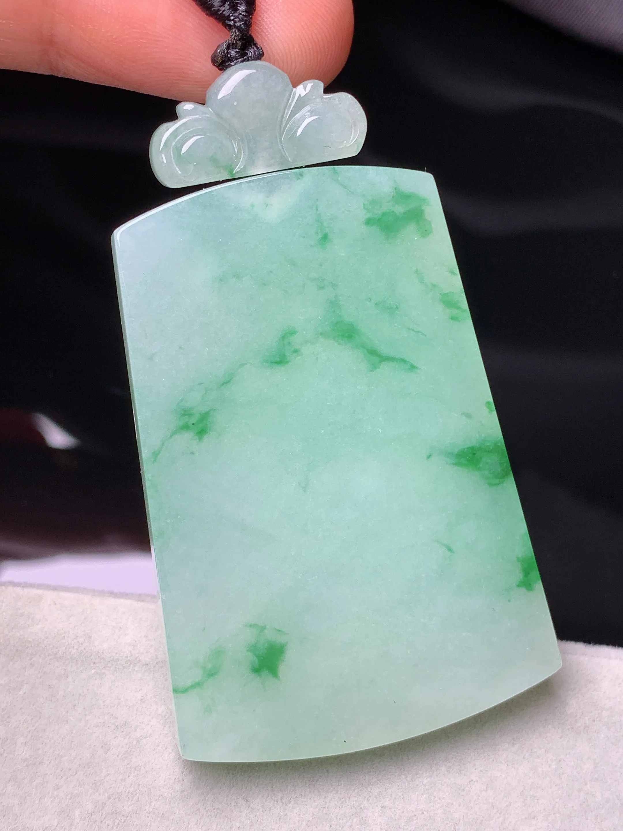 飘绿无事牌吊坠 玉质细腻 色泽清新艳丽 整体尺寸46*31.5*4.8