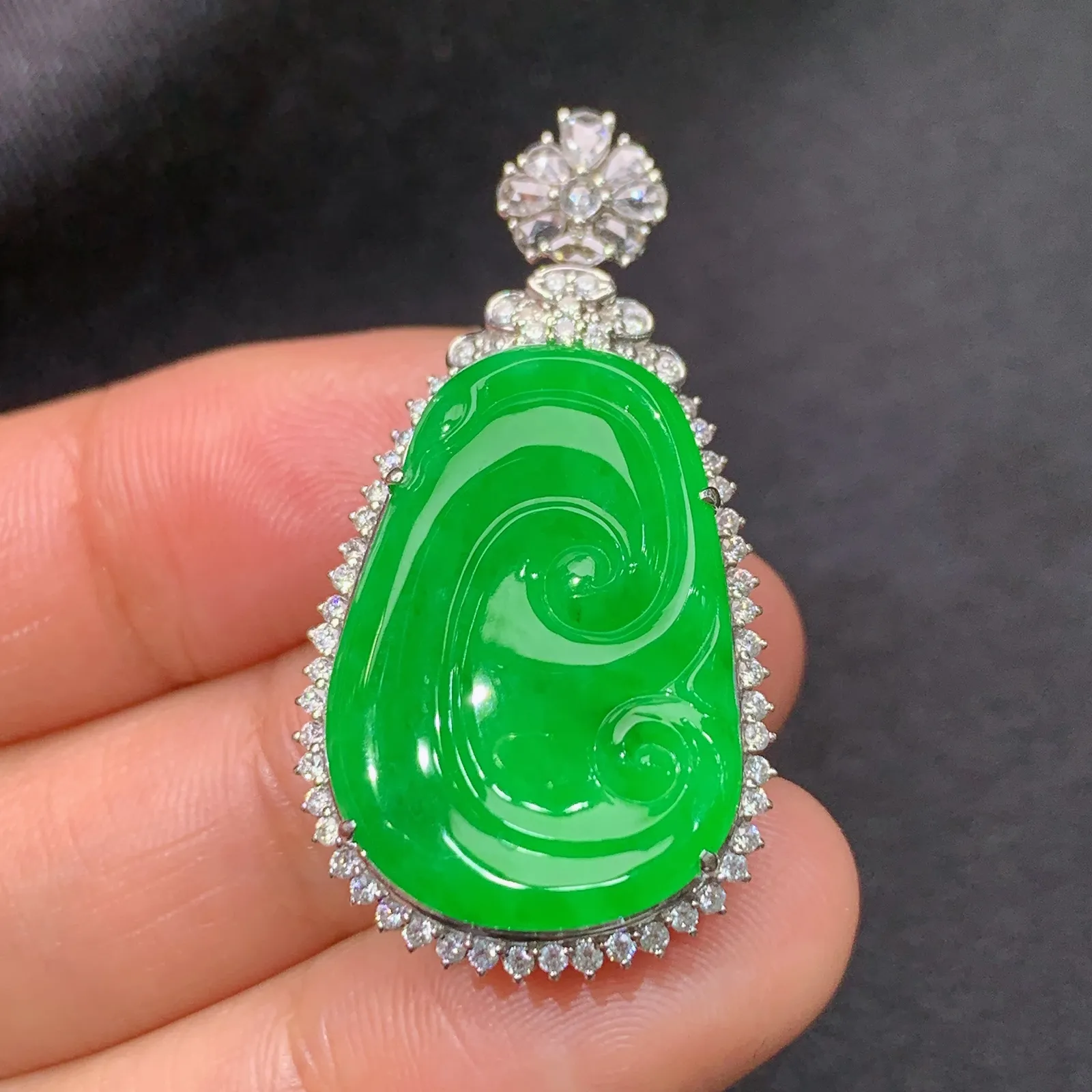 阳绿如意吊坠，18k金镶嵌，色泽鲜阳，冰润细腻，种水足，Lp 尺寸36.5*19.5*9.6