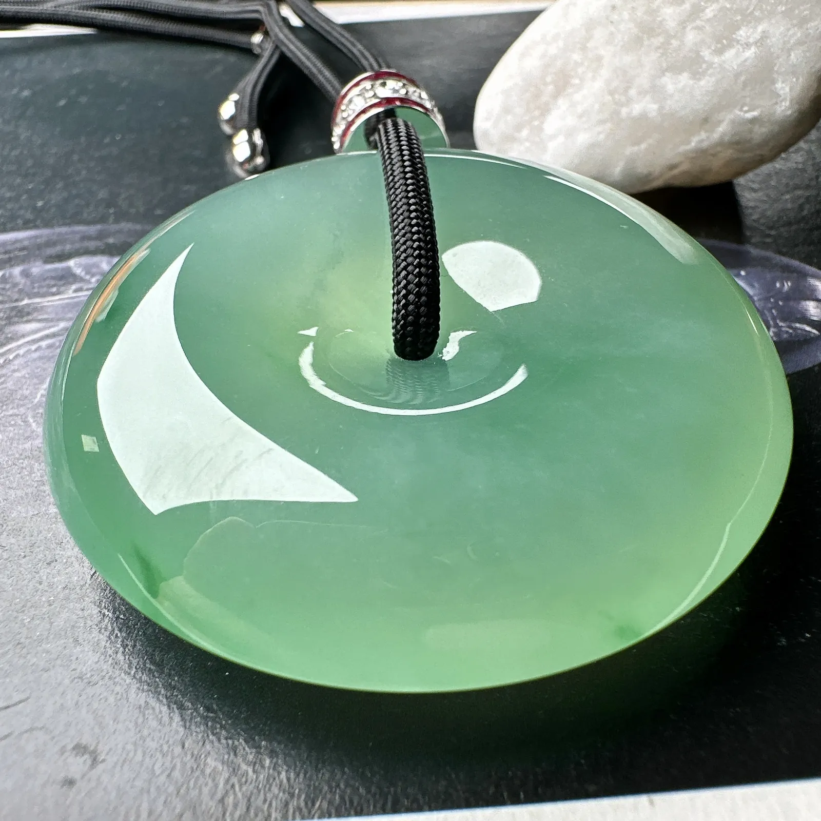 【冰种淡绿大扣子】巨无霸大平安扣，老坑料子，质量很高，大件厚装，上身霸气，难得一见的高品质大扣子，收藏品质。