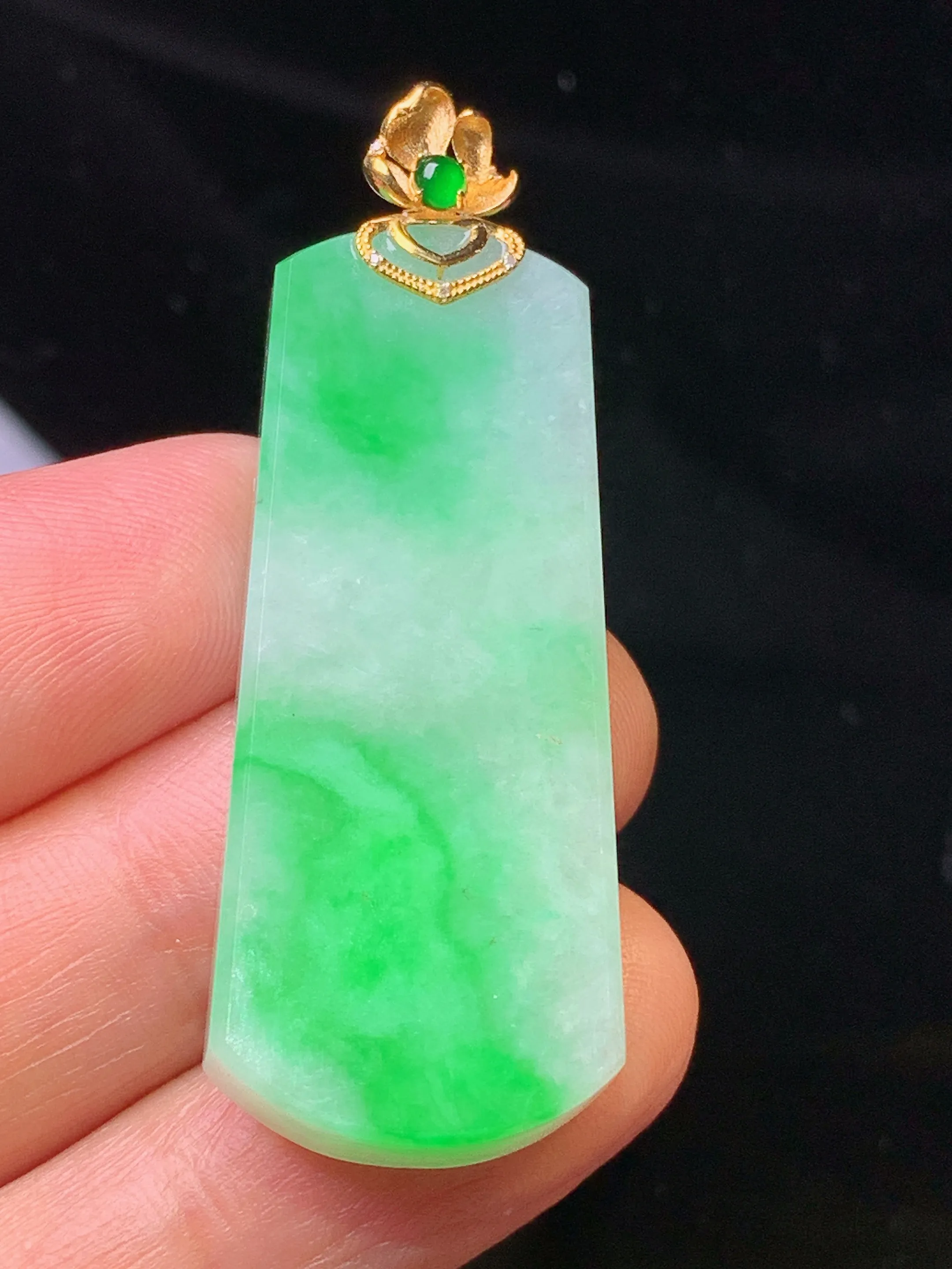 18金镶嵌翠绿无事牌吊坠 玉质细腻 色泽清新艳丽 整体尺寸47.8*16.7*4.7