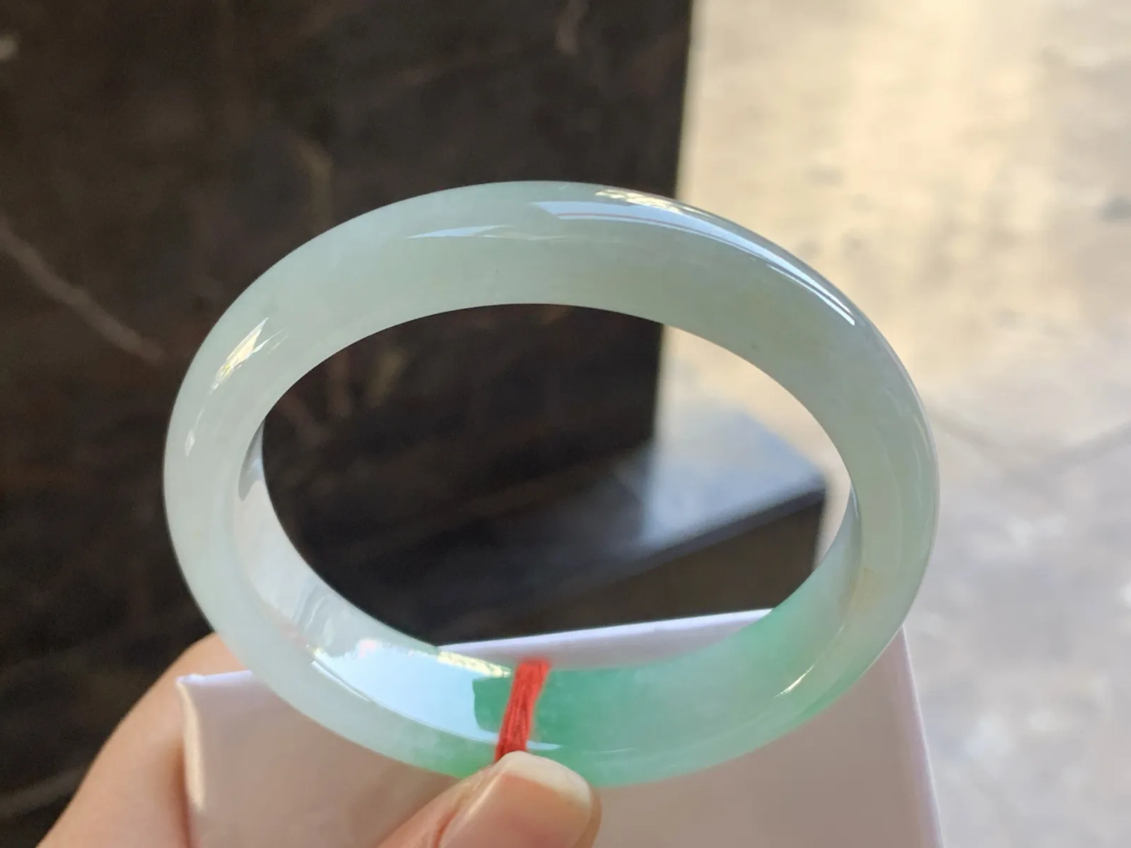 55-13.5-8

阳绿色贵妃手镯^_^玉质温润 色阳细腻 正圈52 53可以带