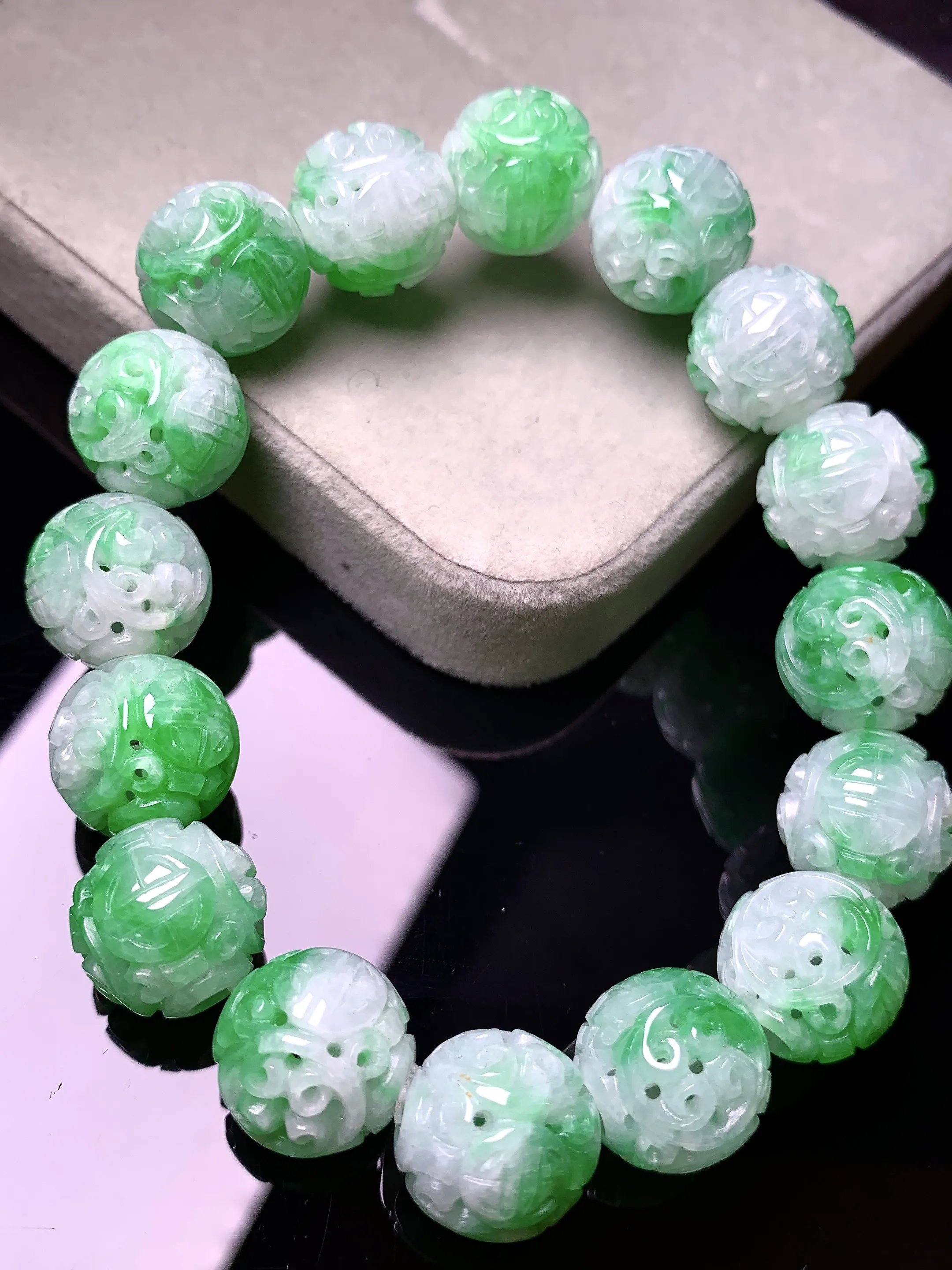 飘绿雕花圆珠手链 玉质细腻 色泽清新艳丽 整体尺寸13.8