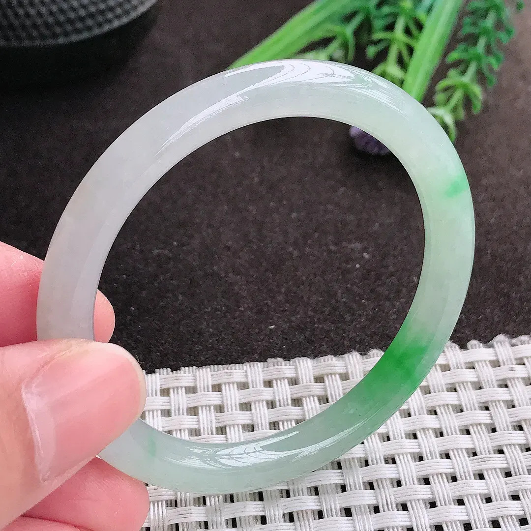 实拍A货翡翠49.5/6.8/7.3小圈口老坑冰胶水灵飘阳绿圆条手镯细条翡翠玉镯