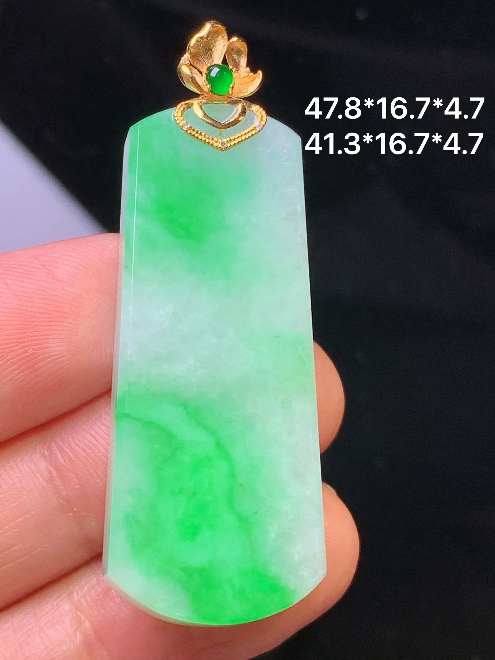 18金镶嵌翠绿无事牌吊坠 玉质细腻 色泽清新艳丽 整体尺寸47.8*16.7*4.7