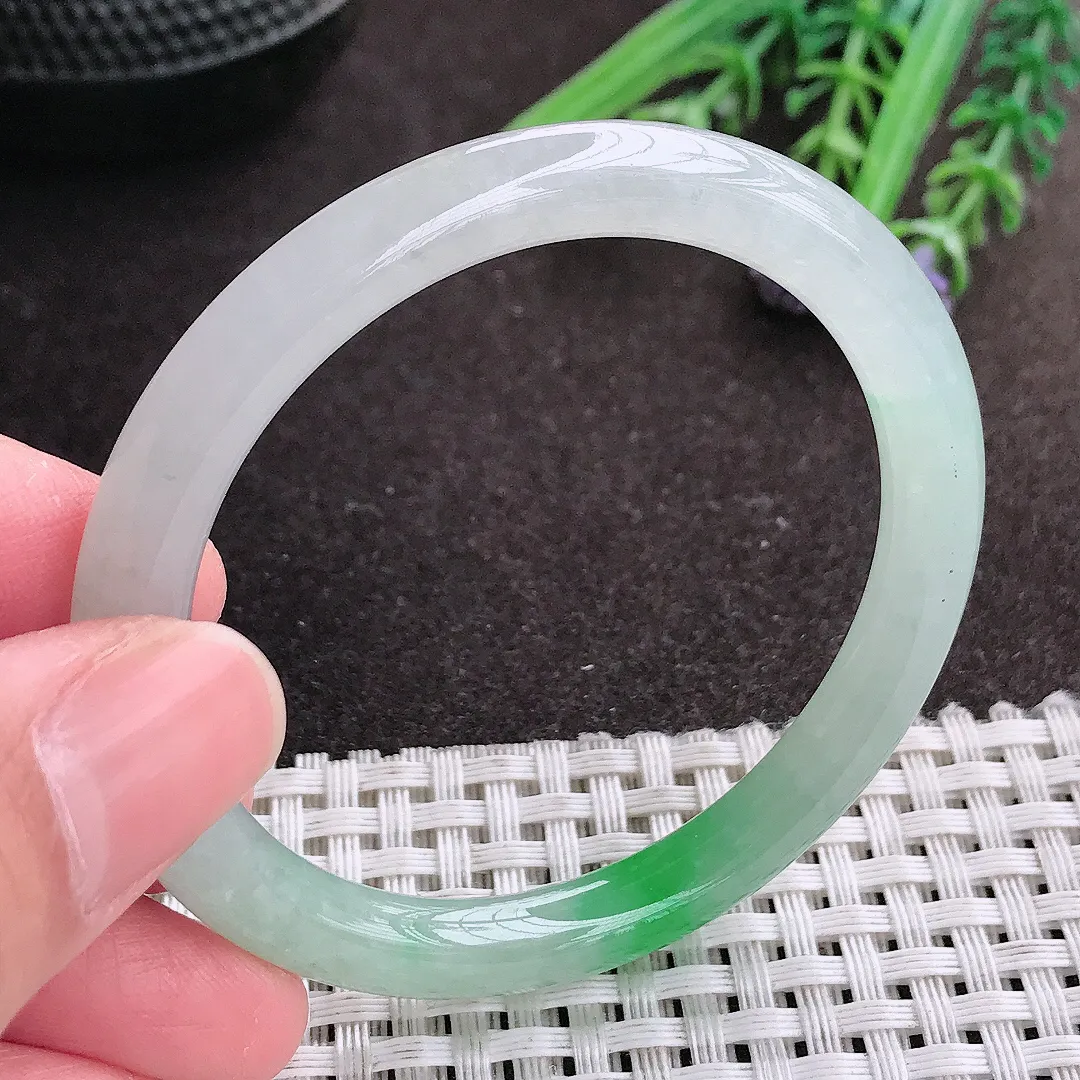 实拍A货翡翠49.5/6.8/7.3小圈口老坑冰胶水灵飘阳绿圆条手镯细条翡翠玉镯