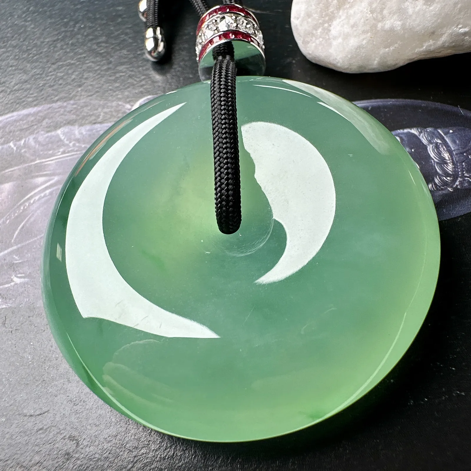 【冰种淡绿大扣子】巨无霸大平安扣，老坑料子，质量很高，大件厚装，上身霸气，难得一见的高品质大扣子，收藏品质。