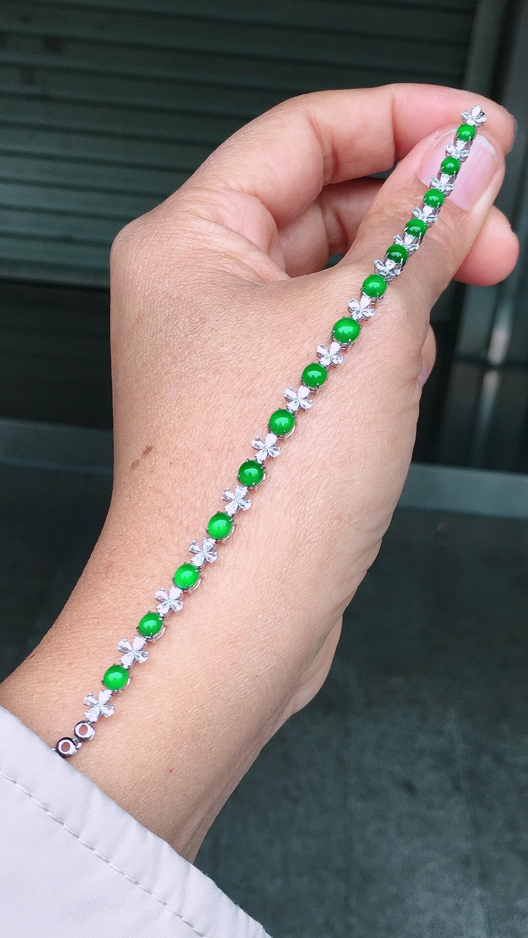 阳绿蛋面手链，色泽均匀艳丽，玉质细腻，荧光感超
强，饱满圆润，尽显优雅气质，18k
金豪华镶嵌