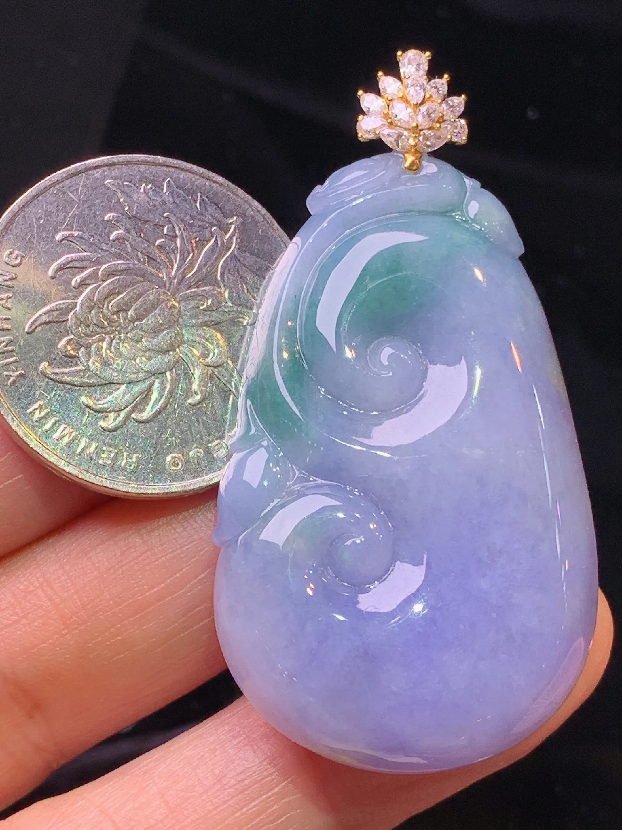 18金钻镶嵌紫罗兰飘绿如意吊坠 玉质细腻 色泽清新艳丽 整体尺寸51.3*26.5*7