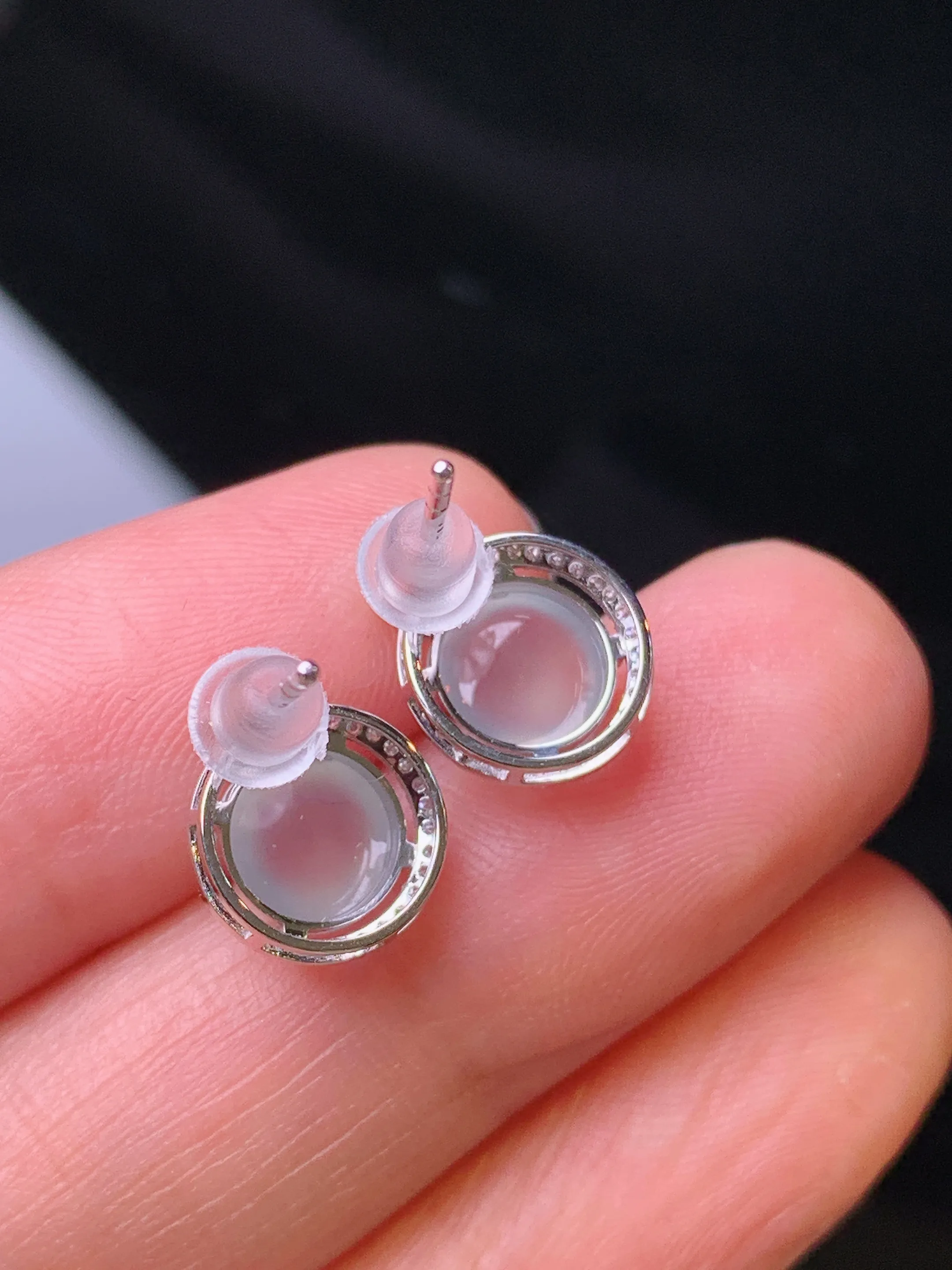 18k金钻镶嵌冰种蛋面耳钉 玉质细腻 色泽艳丽清新 整体尺寸 10.5*9*5.8