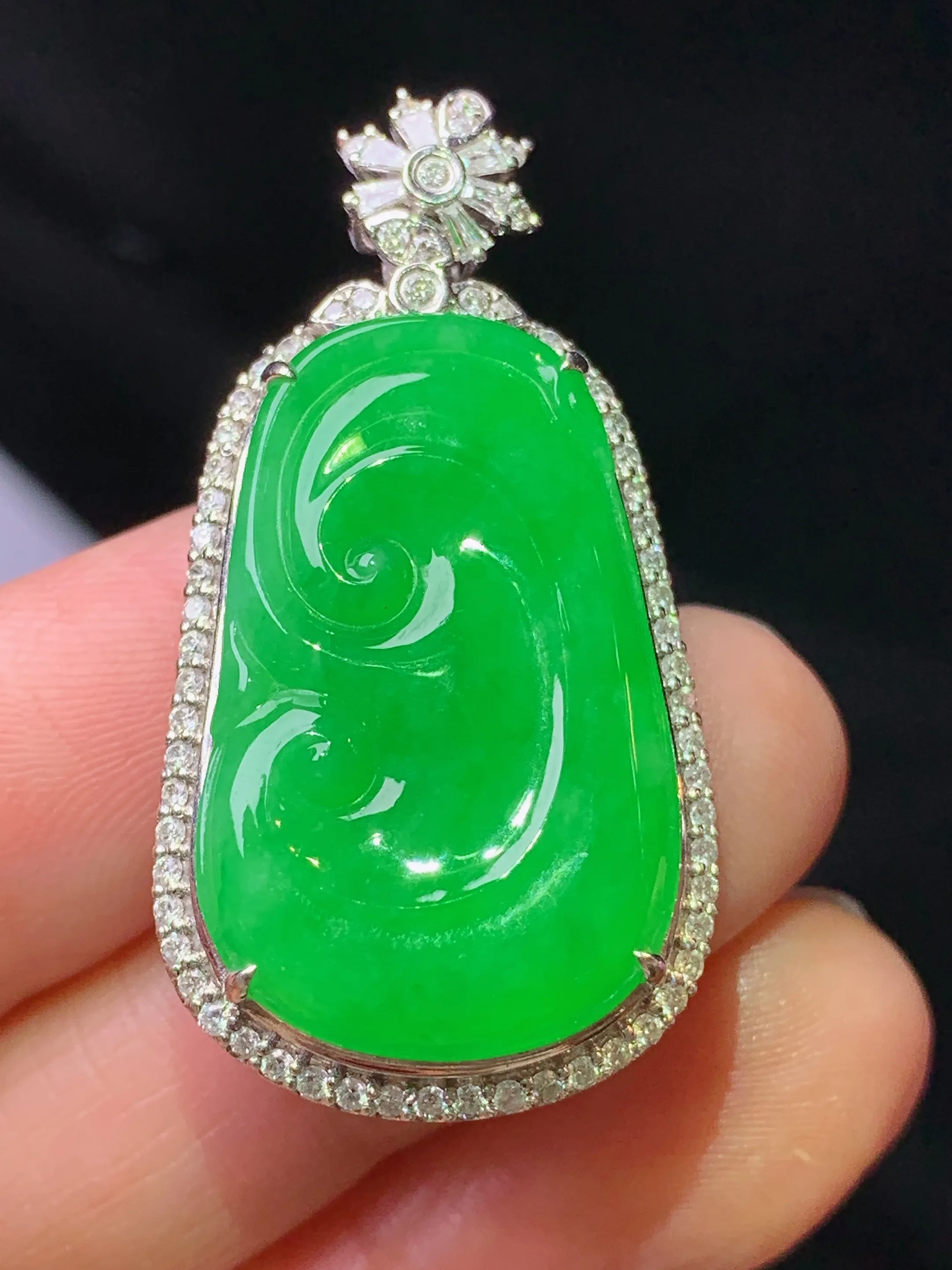 18k金钻镶嵌满绿如意吊坠 玉质细腻 色泽艳丽清新 整体尺寸37.6*19.6*9.8