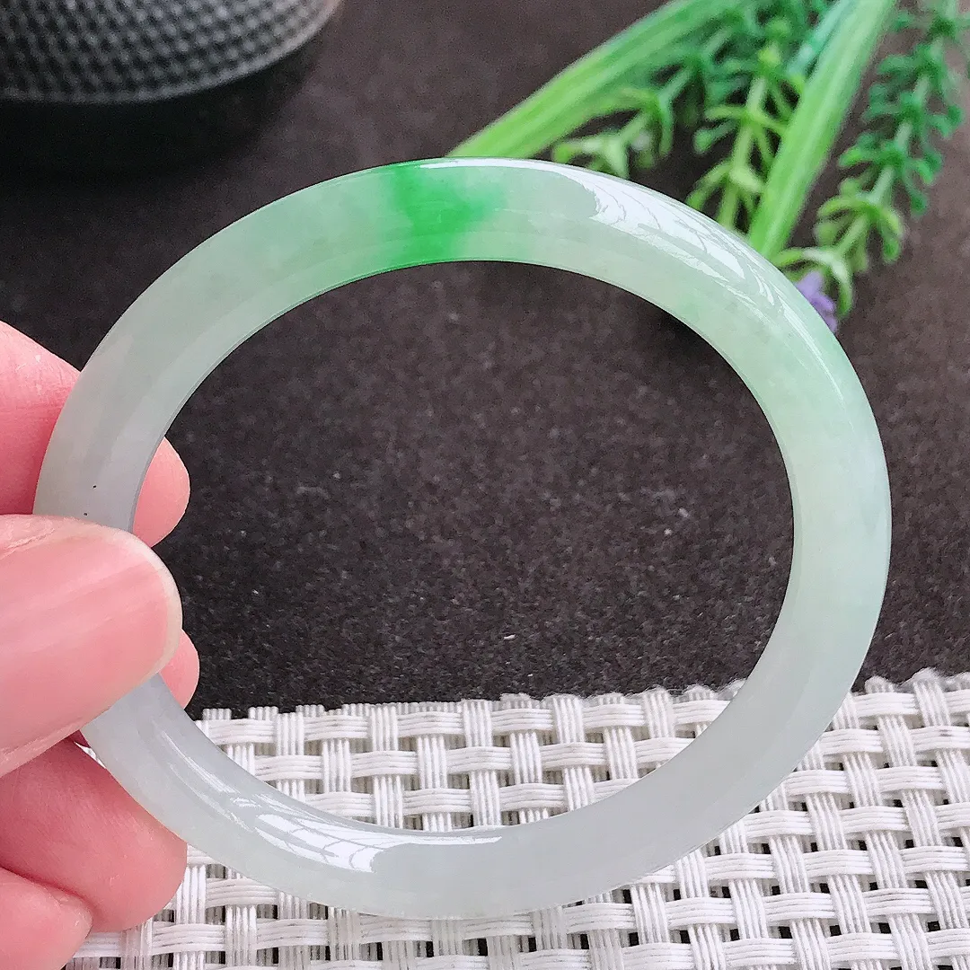 实拍A货翡翠49.5/6.8/7.3小圈口老坑冰胶水灵飘阳绿圆条手镯细条翡翠玉镯