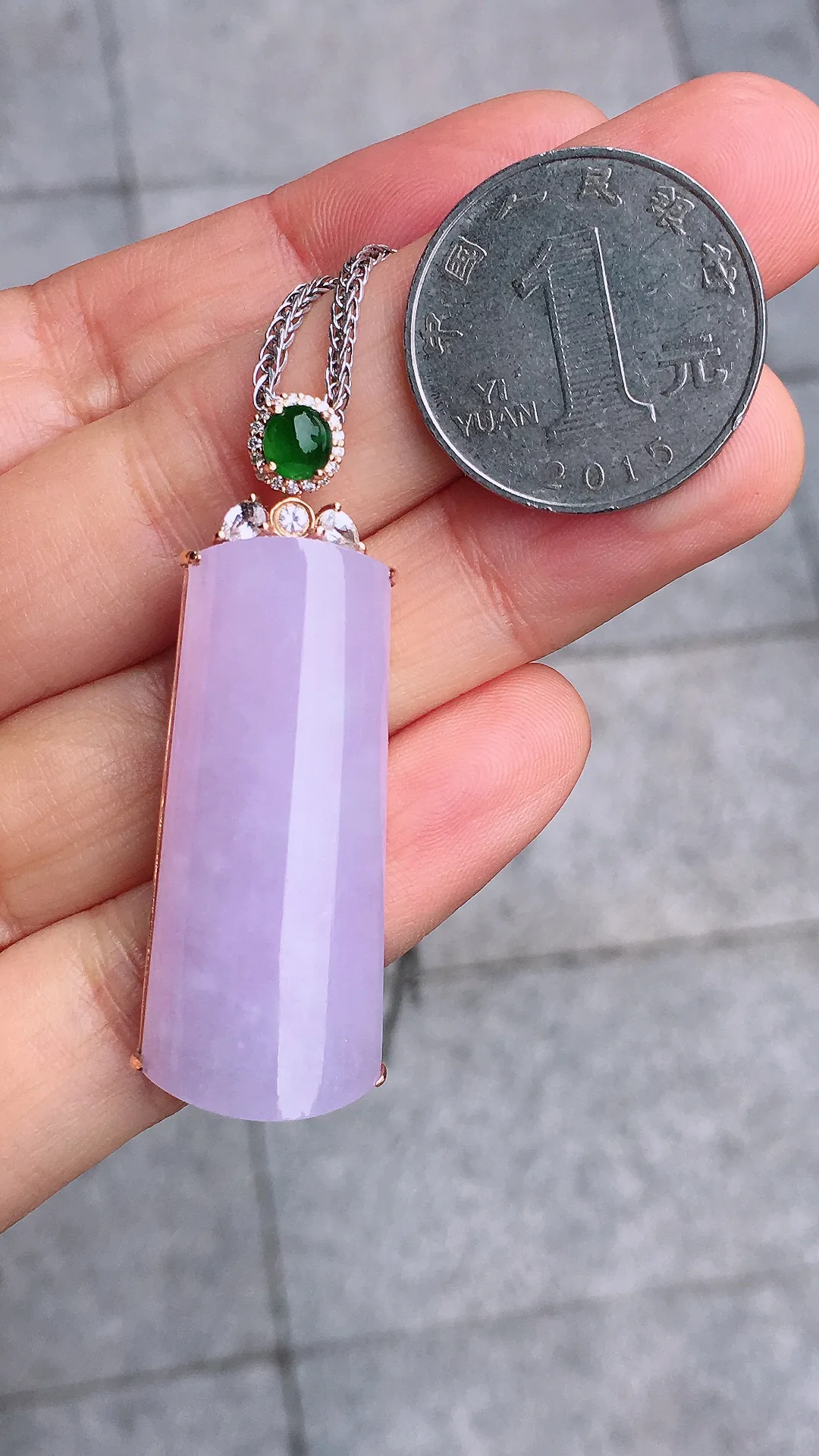 淡紫罗兰无事牌吊坠，色泽均匀艳丽，玉质细腻，荧光感超
强，饱满圆润，尽显优雅气质，18k
金豪华镶嵌