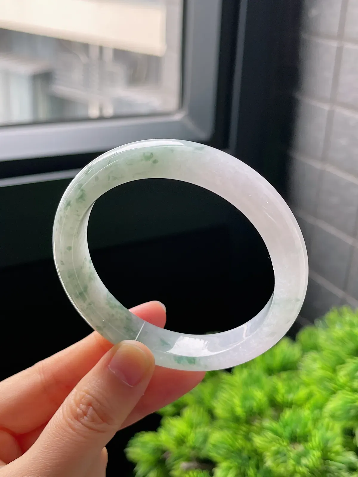 正圈57.5圈口，翡翠冰糯种飘绿手镯