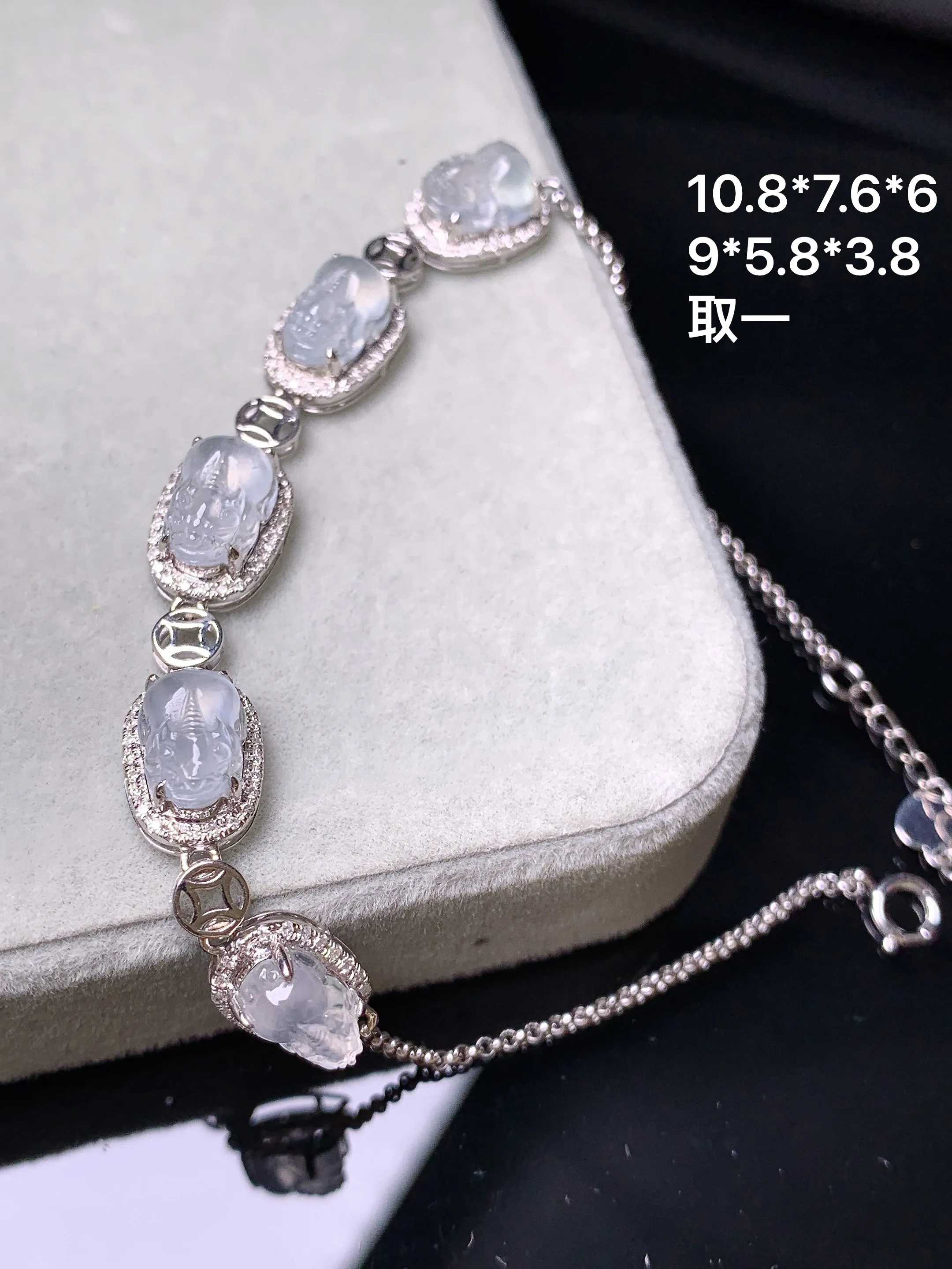 18k金钻镶嵌冰种貔貅手链 玉质细腻 色泽艳丽清新 整体尺寸10.8*7.6*6