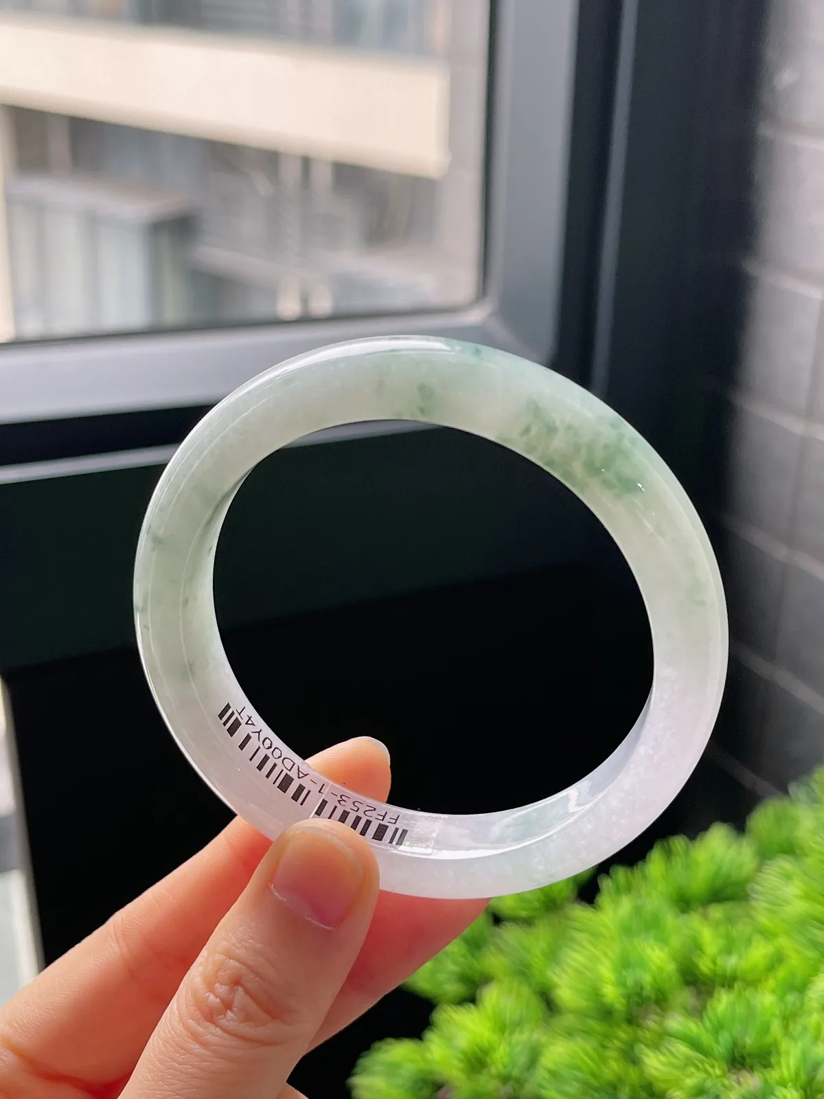 正圈57.5圈口，翡翠冰糯种飘绿手镯