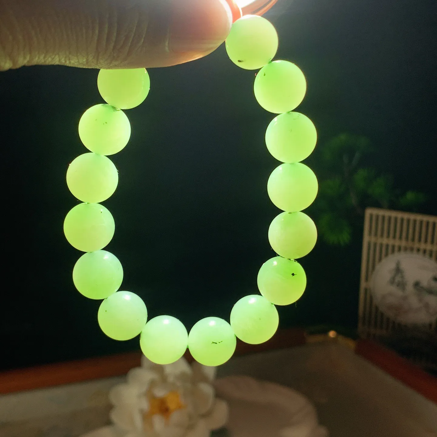 和田玉苹果绿俄罗斯碧玉手串 单颗尺寸12！玉质细腻油润。手推出油。佩戴高端典雅。lt260122