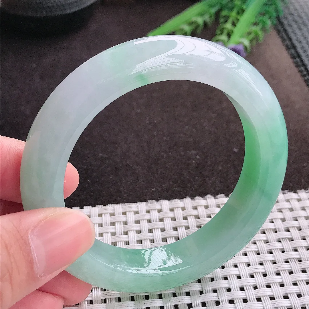 实拍A货翡翠55/12.8/10.2老坑冰胶水灵冰晴甜绿手镯厚装宽边玉镯