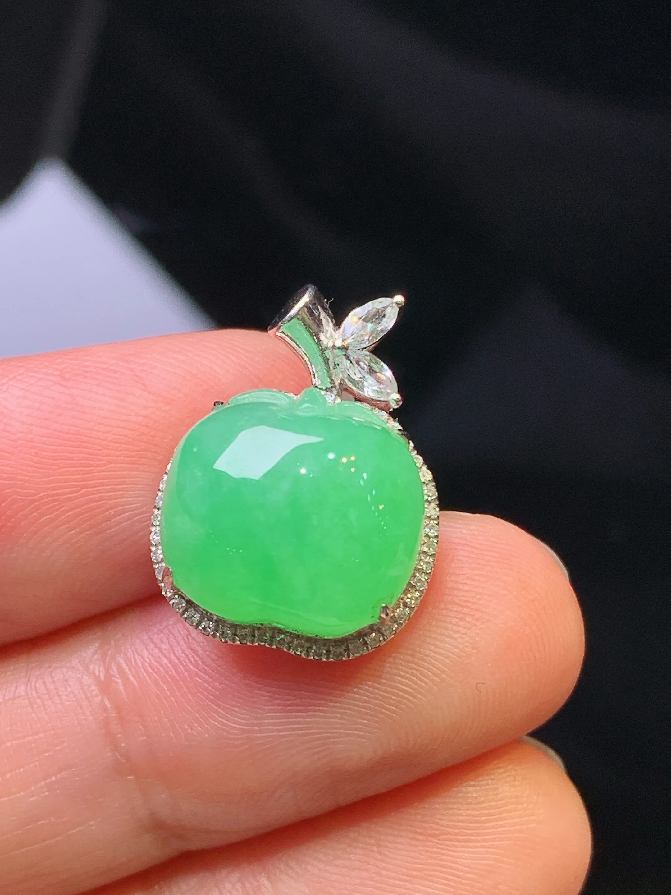 18金钻镶嵌翠绿苹果吊坠 玉质细腻 色泽清新艳丽 整体尺寸18.8*14.3*9.8