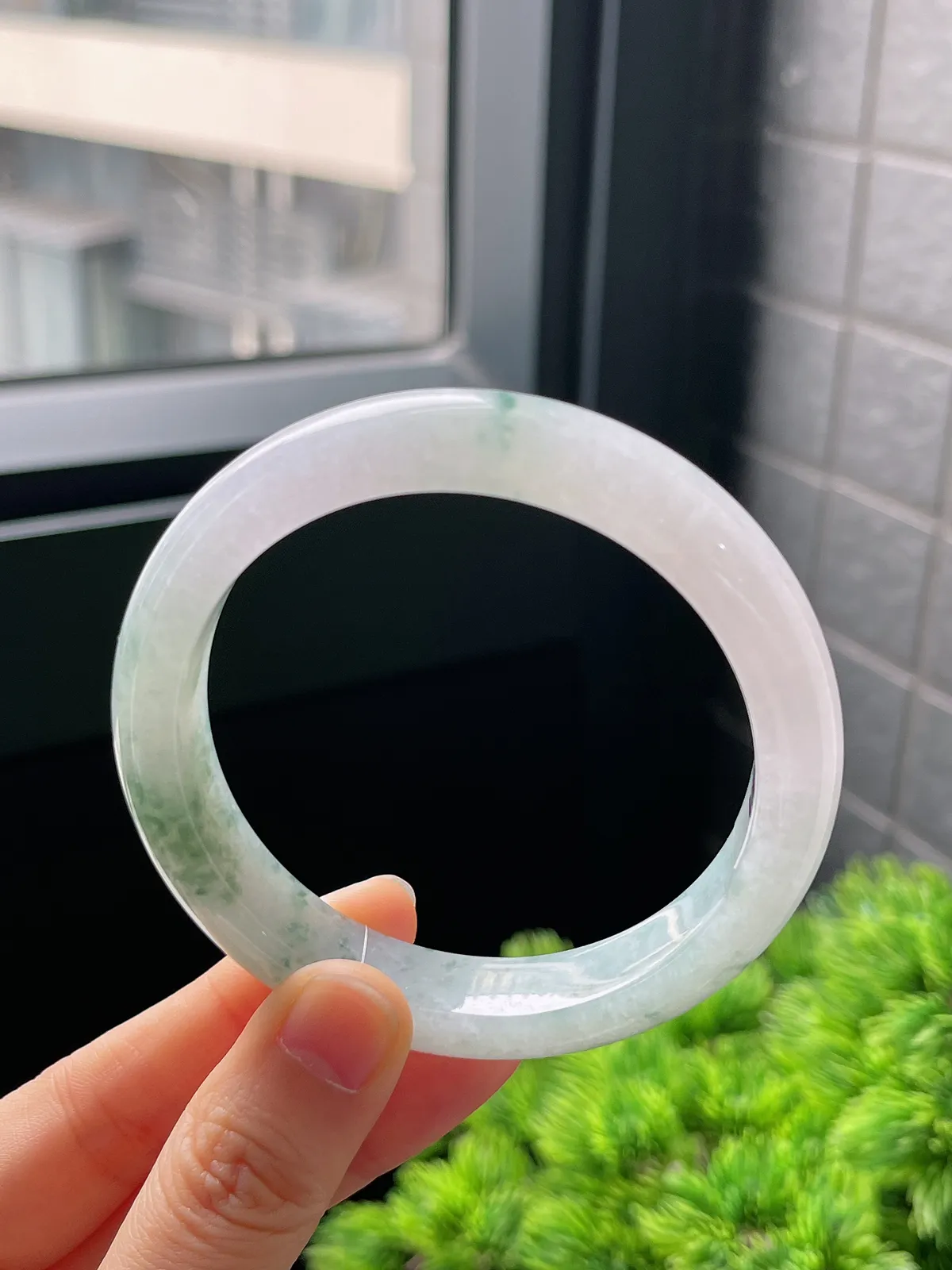正圈57.5圈口，翡翠冰糯种飘绿手镯