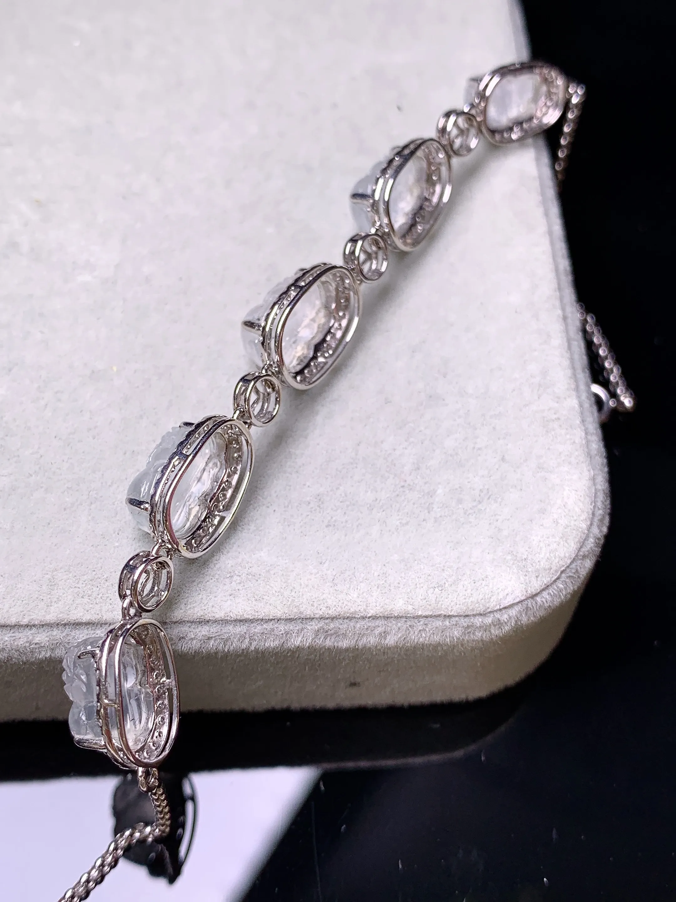 18k金钻镶嵌冰种貔貅手链 玉质细腻 色泽艳丽清新 整体尺寸10.8*7.6*6