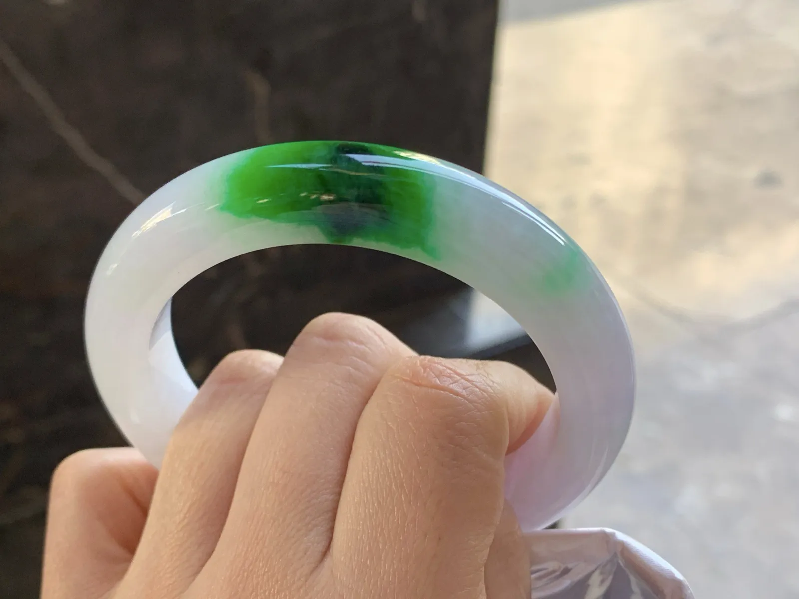 57-12.3-10.4

辣绿色手镯^_^颜色鲜艳 玉质温润