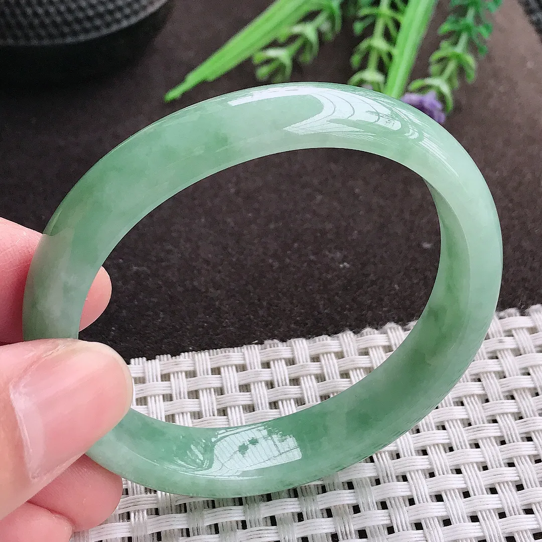 实拍A货翡翠53.5/47.5/12.2/7老坑秀气温润满绿贵妃手镯宽边翡翠玉镯