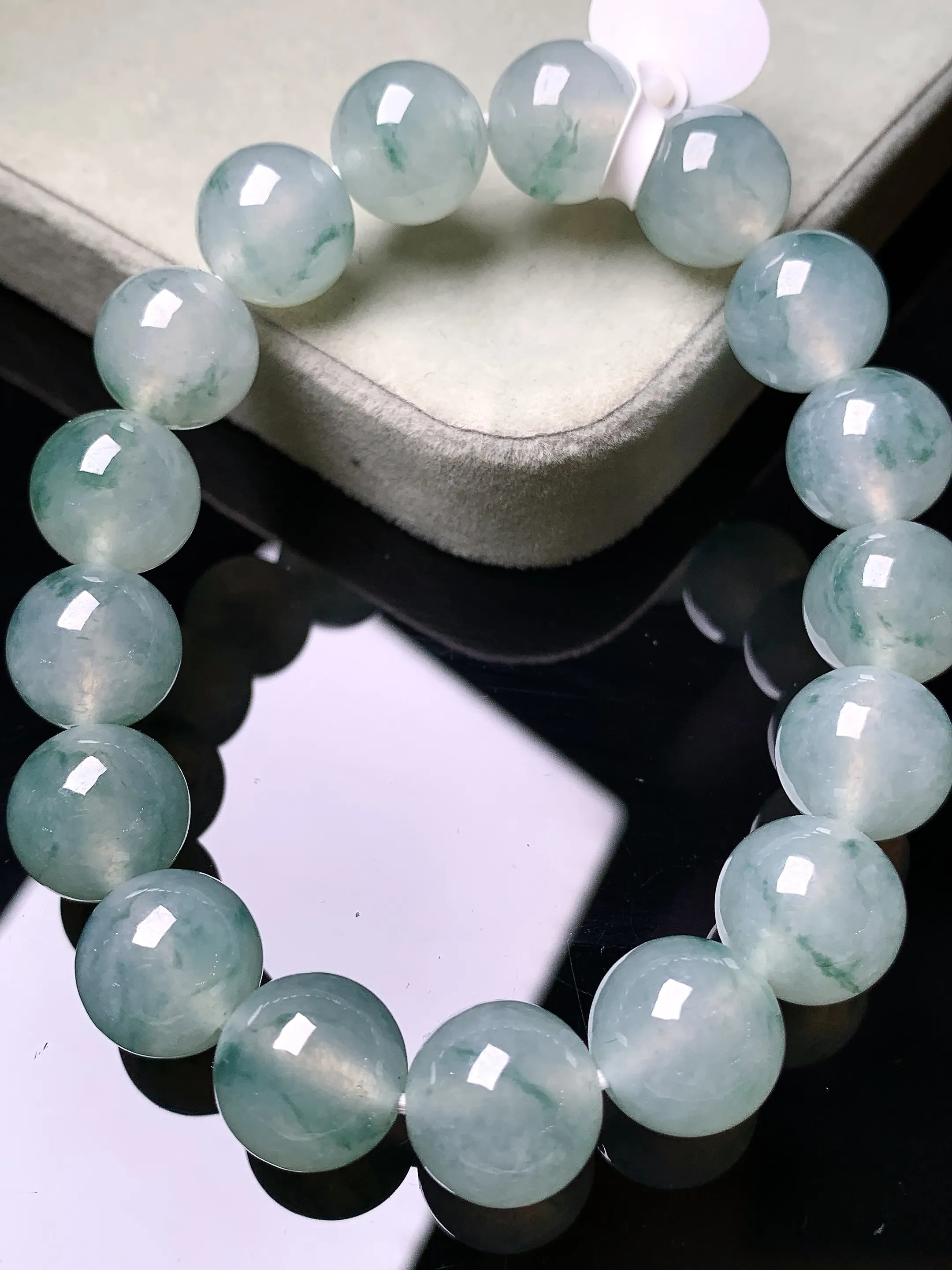 飘花圆珠手链 玉质细腻 色泽清新艳丽 整体尺寸11.8