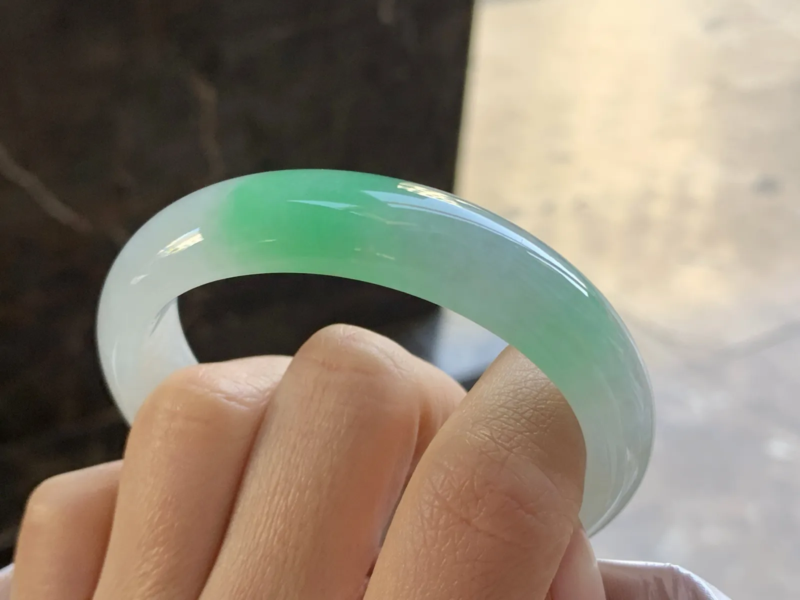 55-13.5-8

阳绿色贵妃手镯^_^玉质温润 色阳细腻 正圈52 53可以带