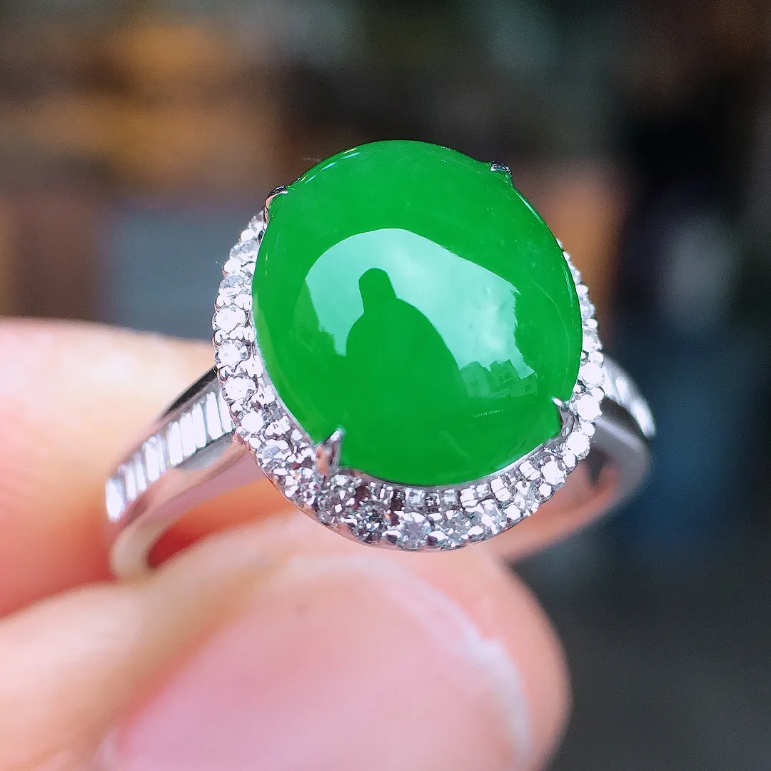 阳绿蛋面戒指，色泽均匀艳丽，玉质细腻，荧光感超
强，饱满圆润，尽显优雅气质，18k
金豪华镶嵌