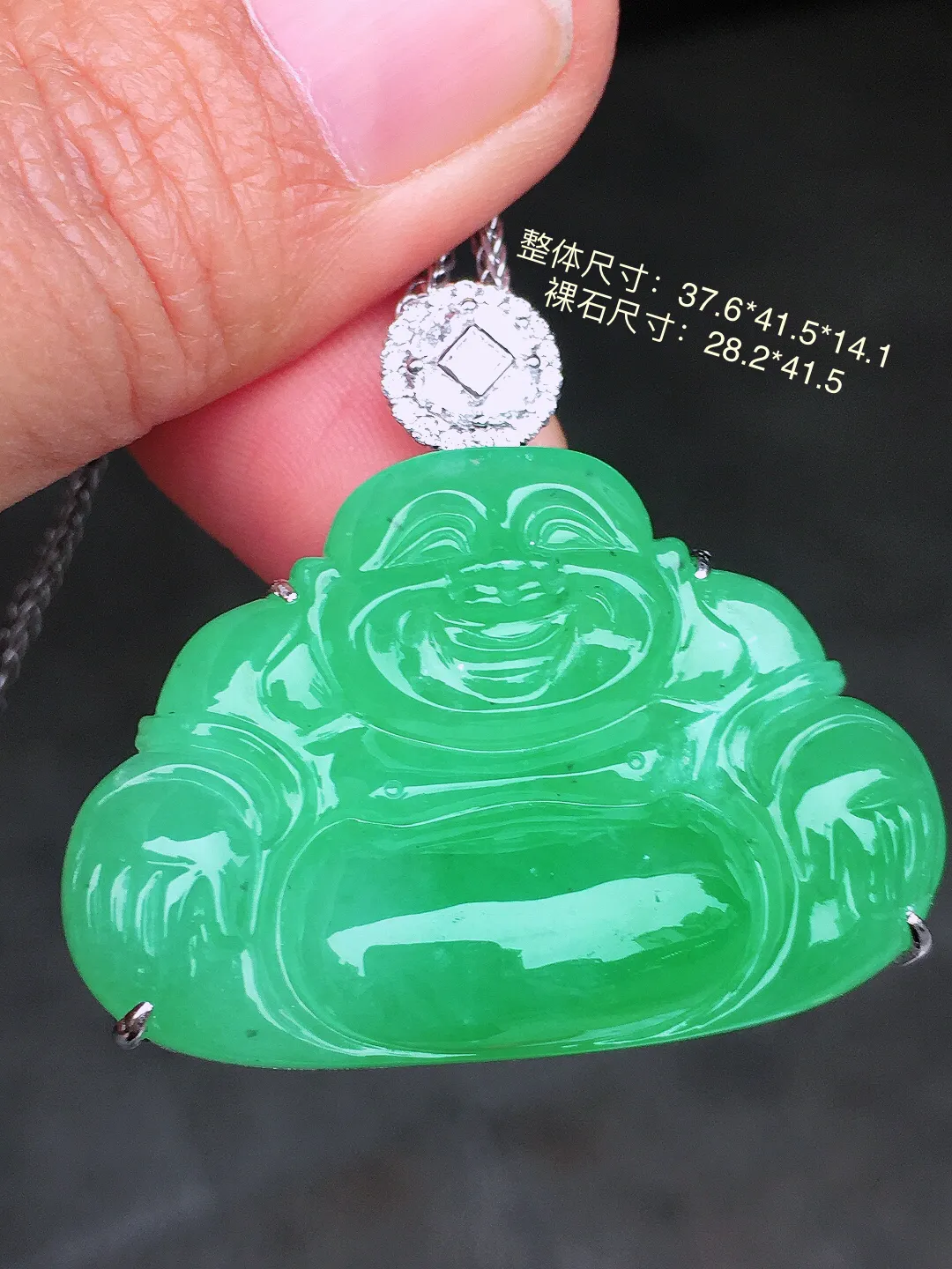 阳绿佛公吊坠，色泽均匀艳丽，玉质细腻，荧光感超
强，饱满圆润，尽显优雅气质，18k
金豪华镶嵌