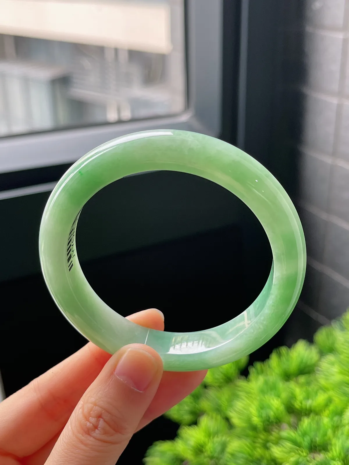 正圈55.8圈口，翡翠糯化种飘绿手镯