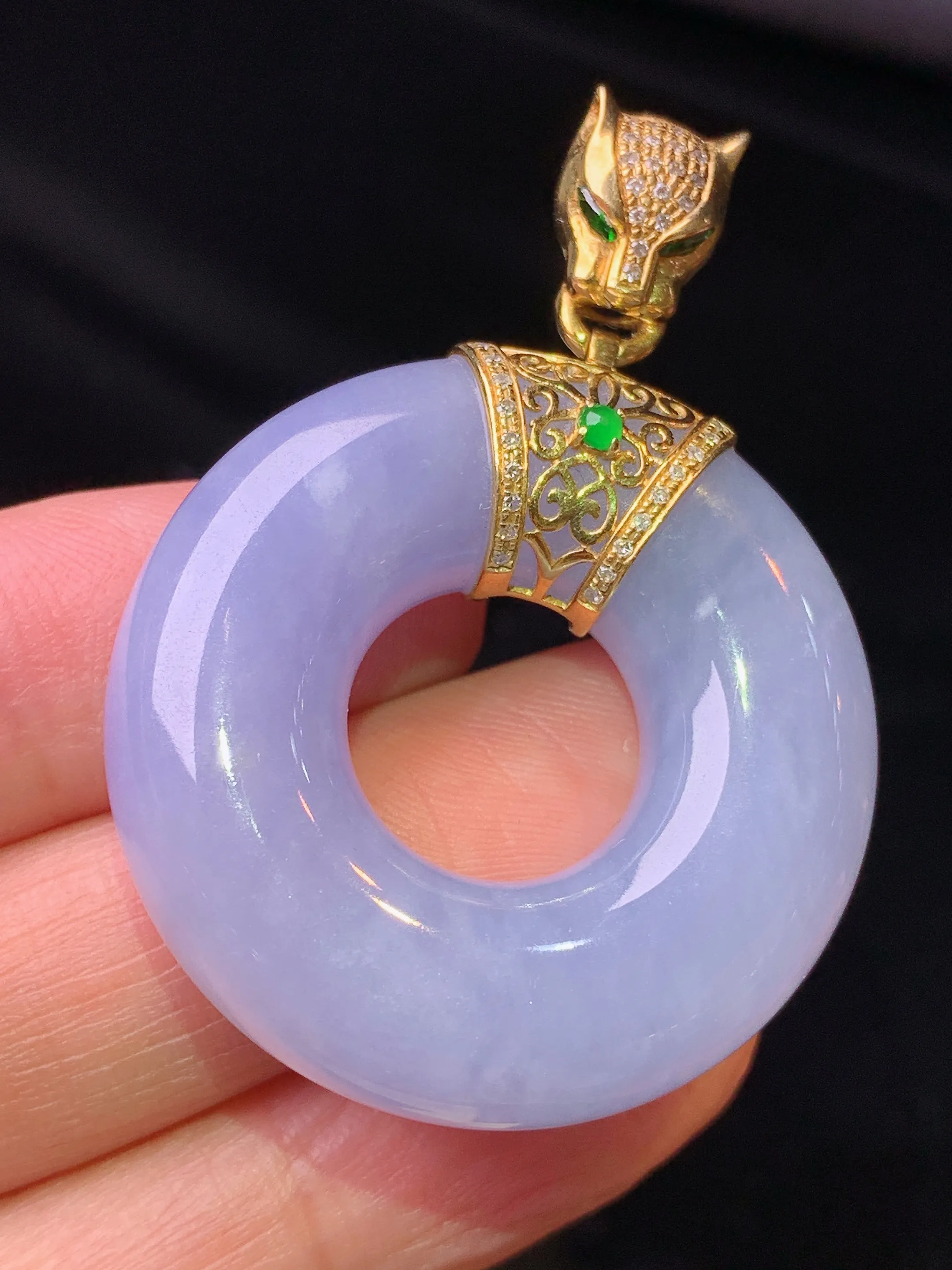 18k金钻镶嵌紫罗兰平安环吊坠 玉质细腻 色泽艳丽清新 整体尺寸 45.8*33.5*9.8