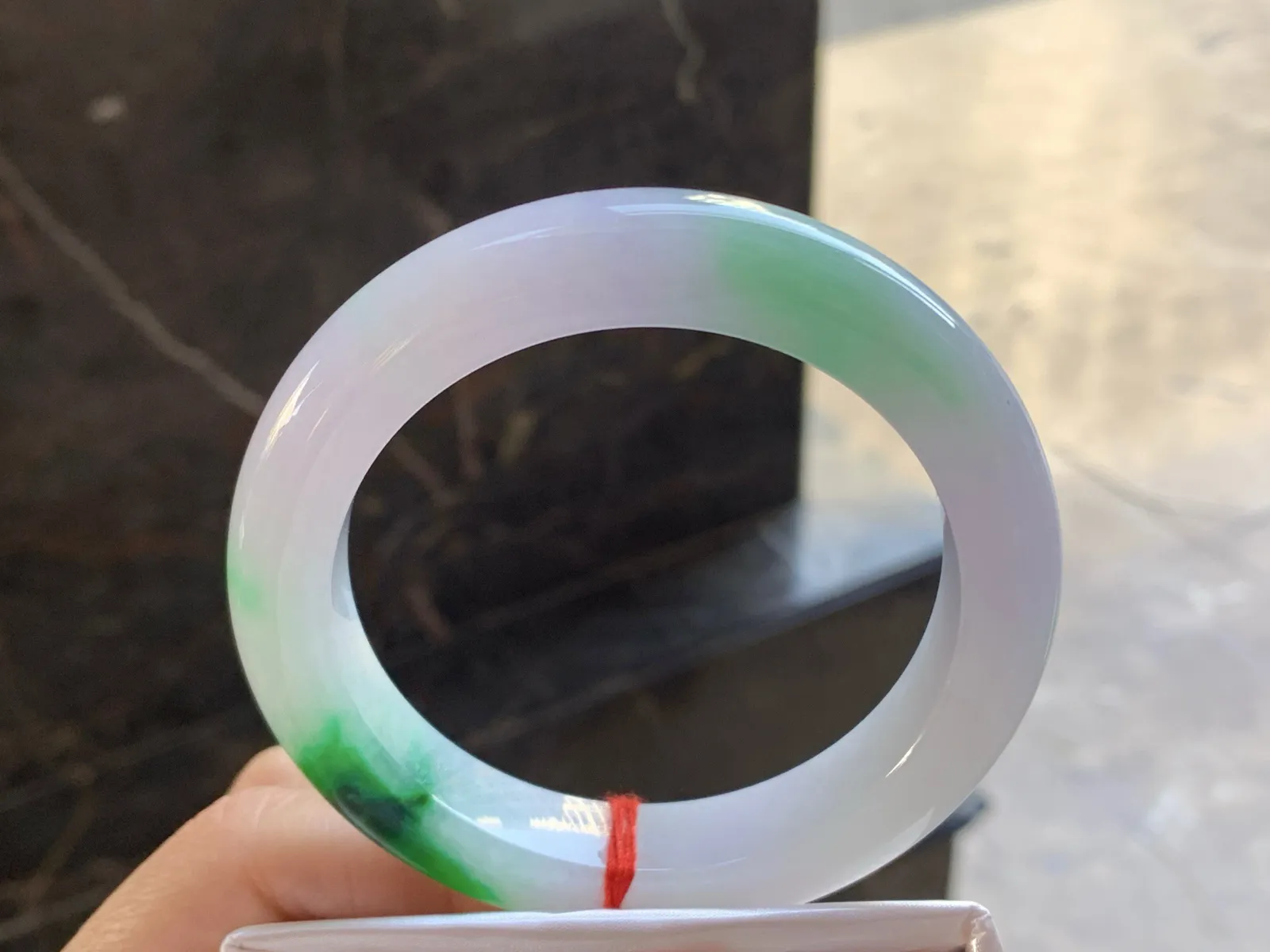 57-12.3-10.4

辣绿色手镯^_^颜色鲜艳 玉质温润